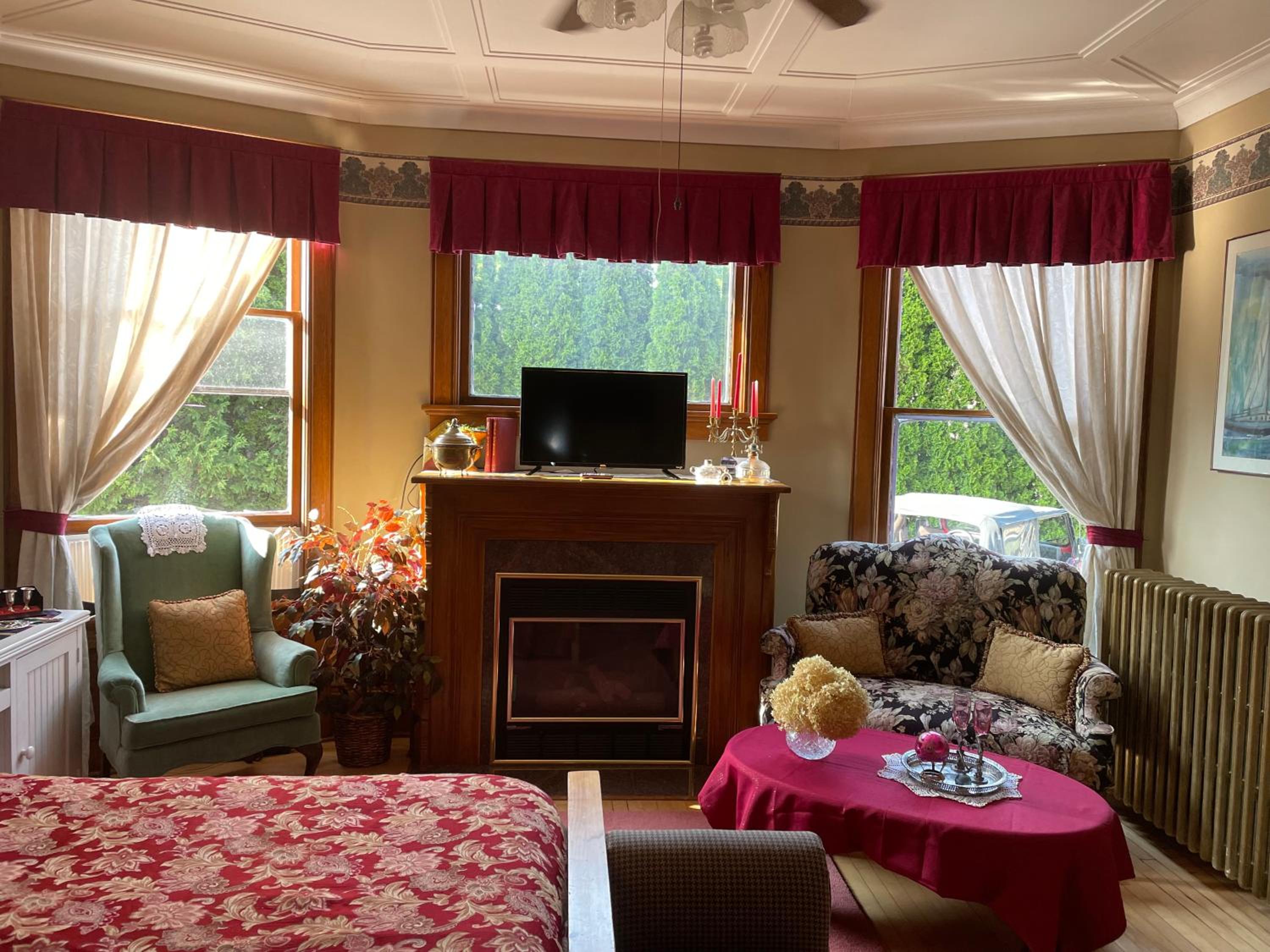 Queen Suite with Spa Bath photo 1