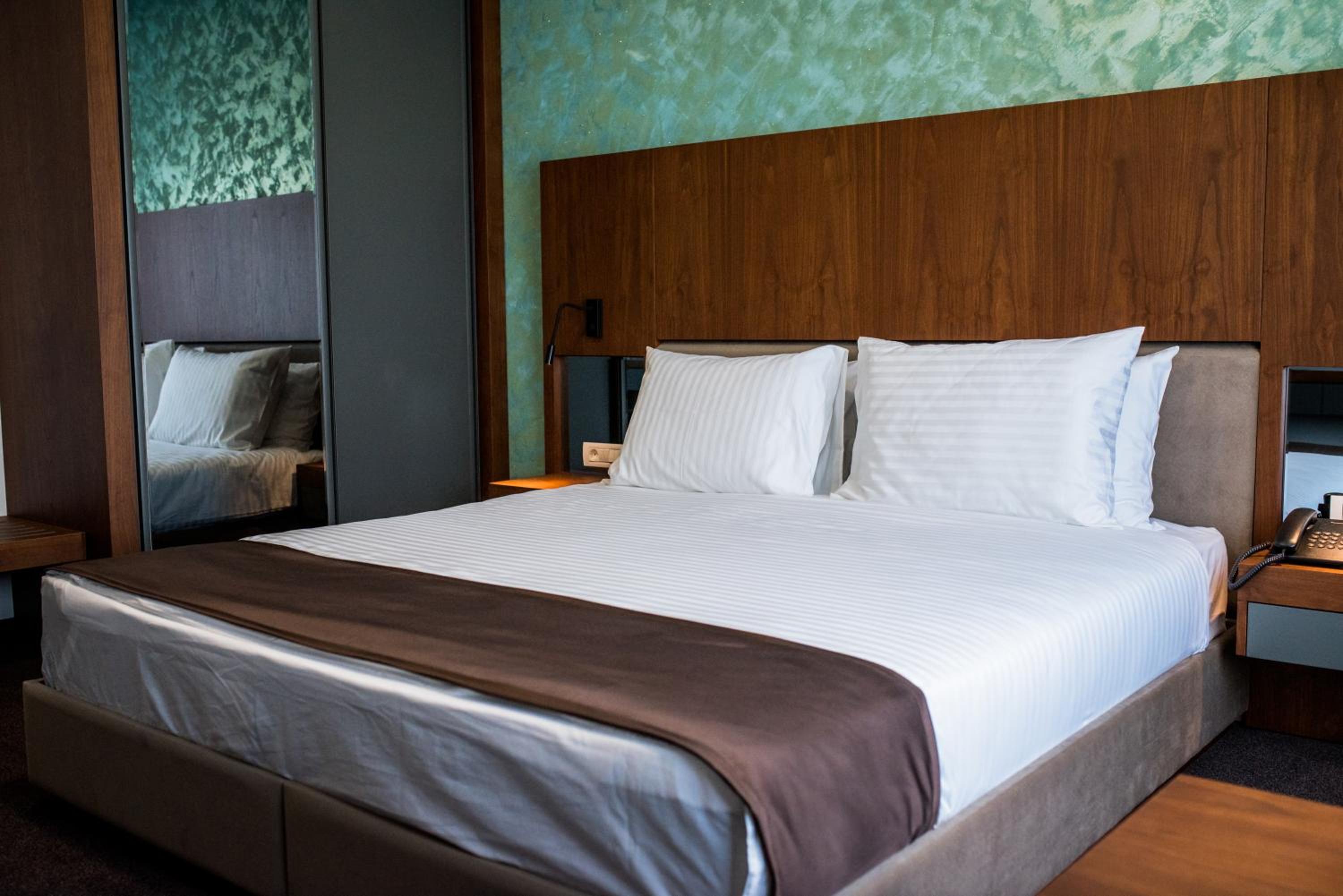 Standard Double or Twin Room - Photo 10