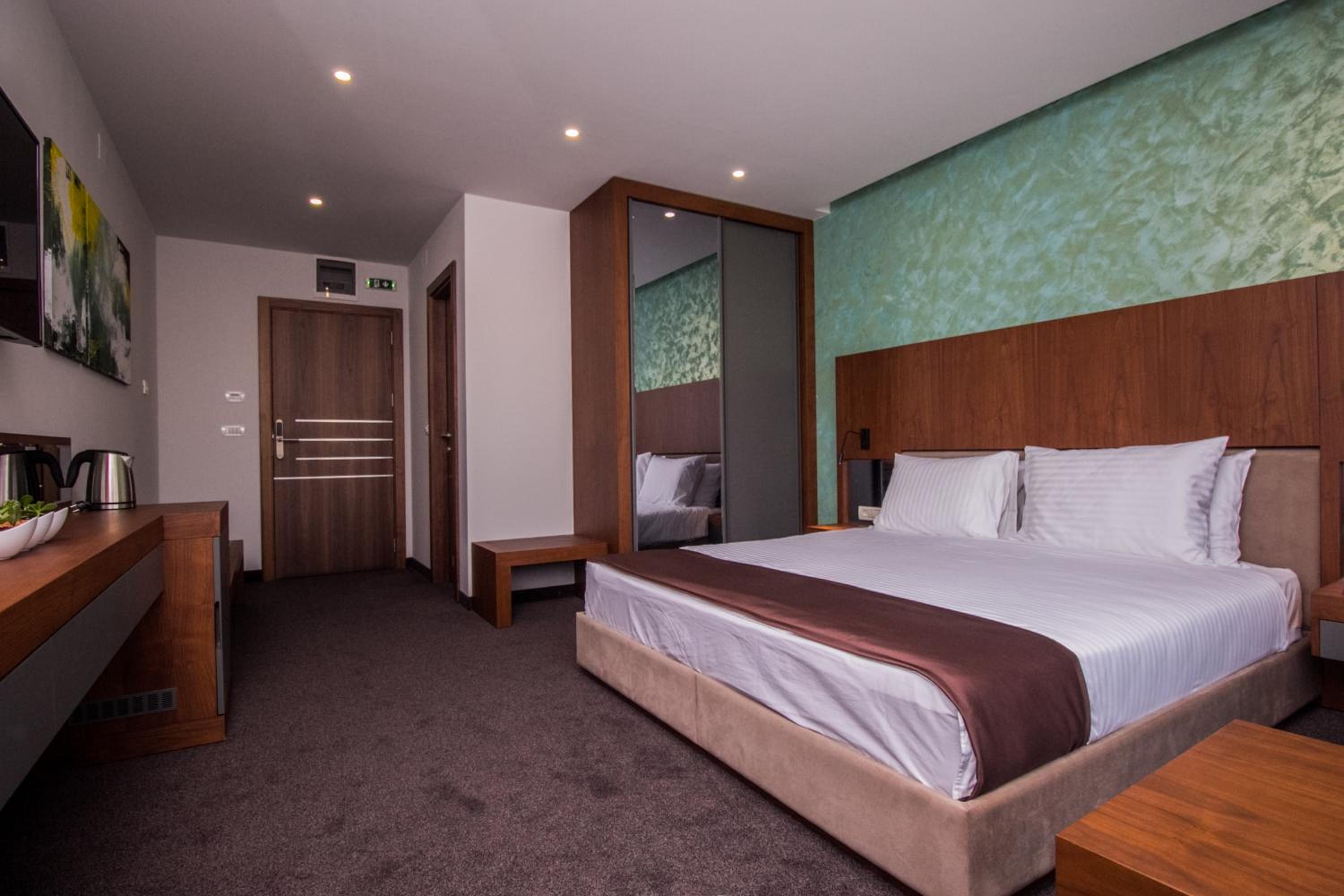 Standard Double or Twin Room - Photo 8