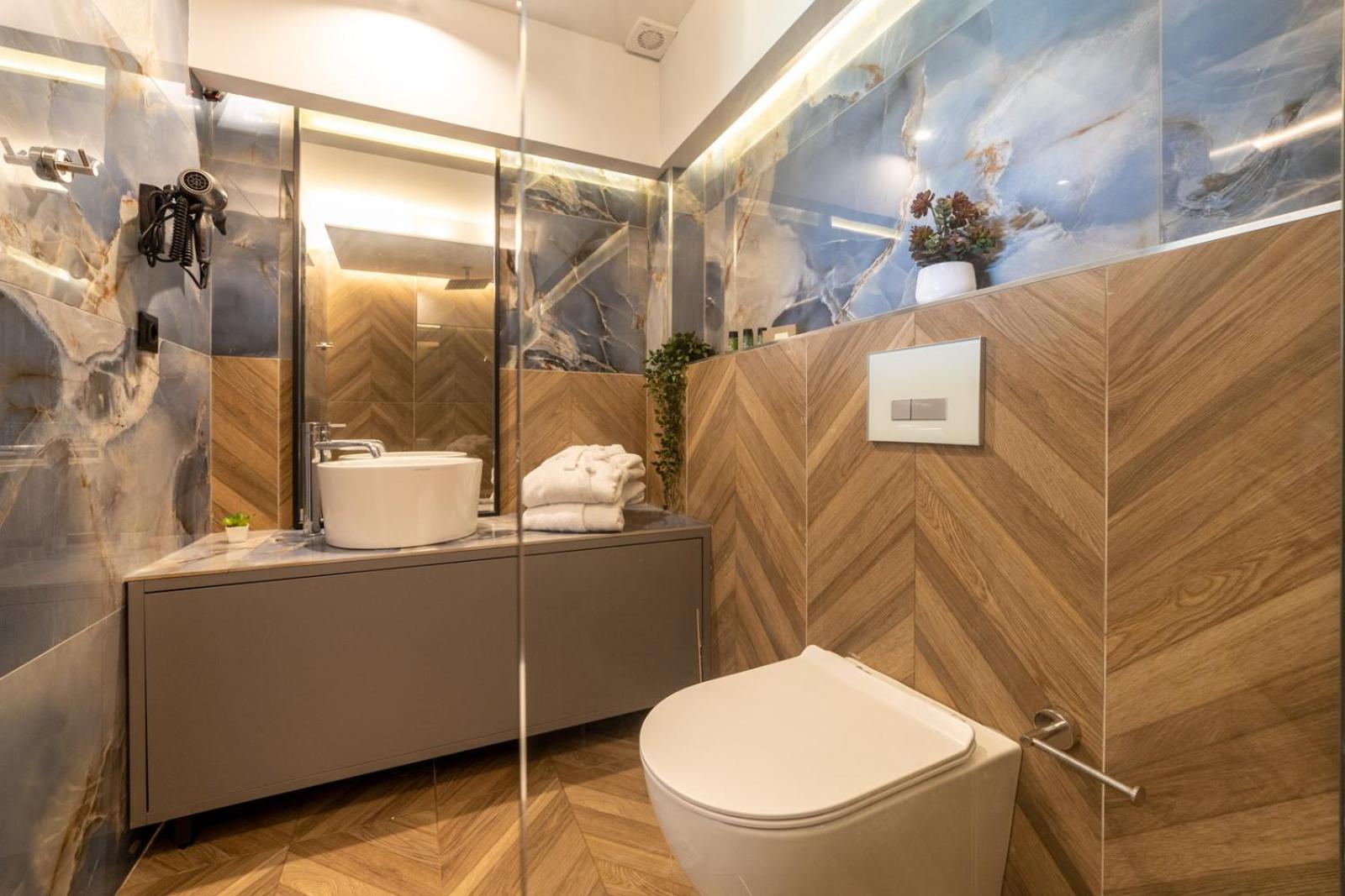 Suite with Hot Tub photo 3
