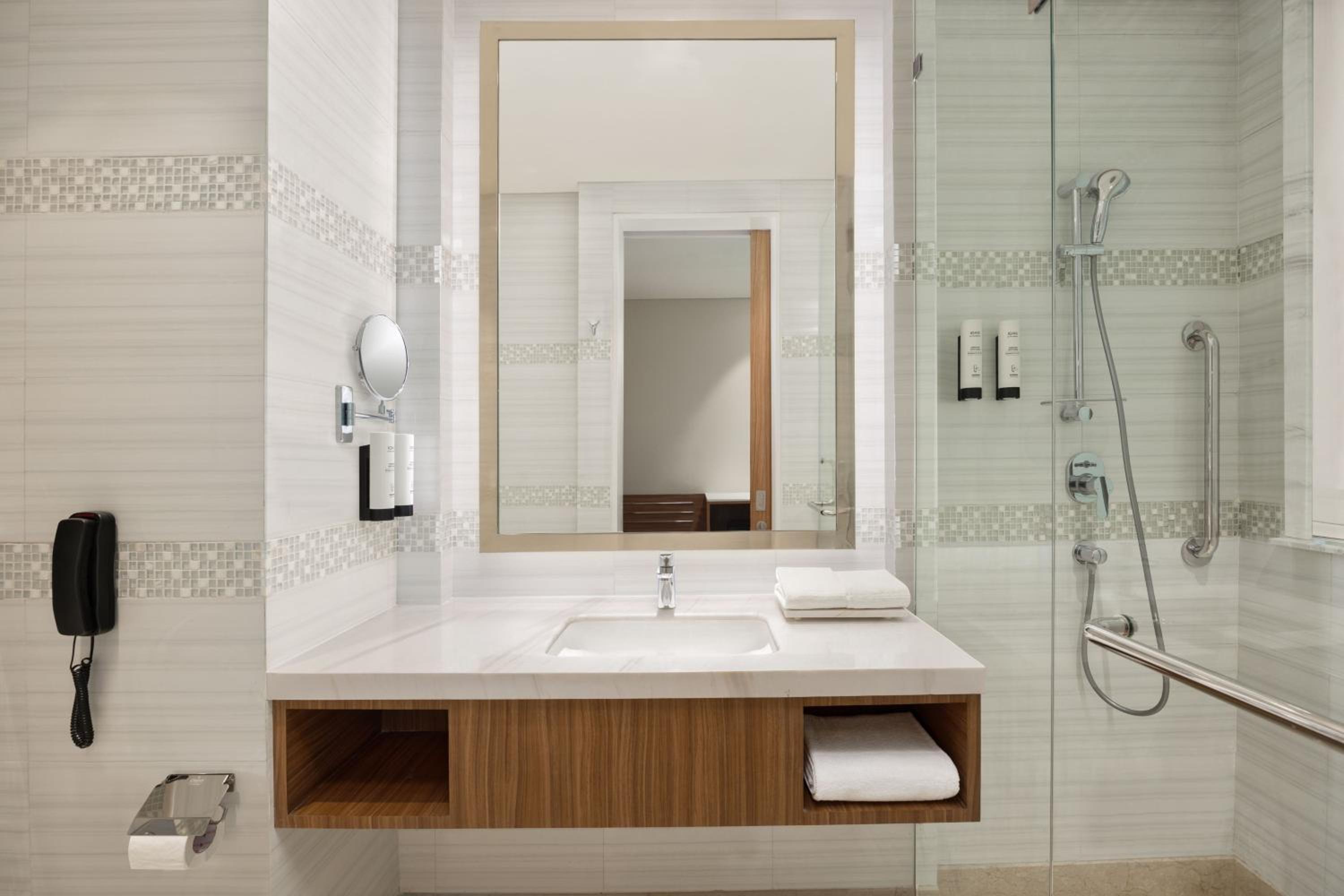 Premium King Room with Taj View, 20% Discount on Food & Soft Beverages and Laundry - Photo 2