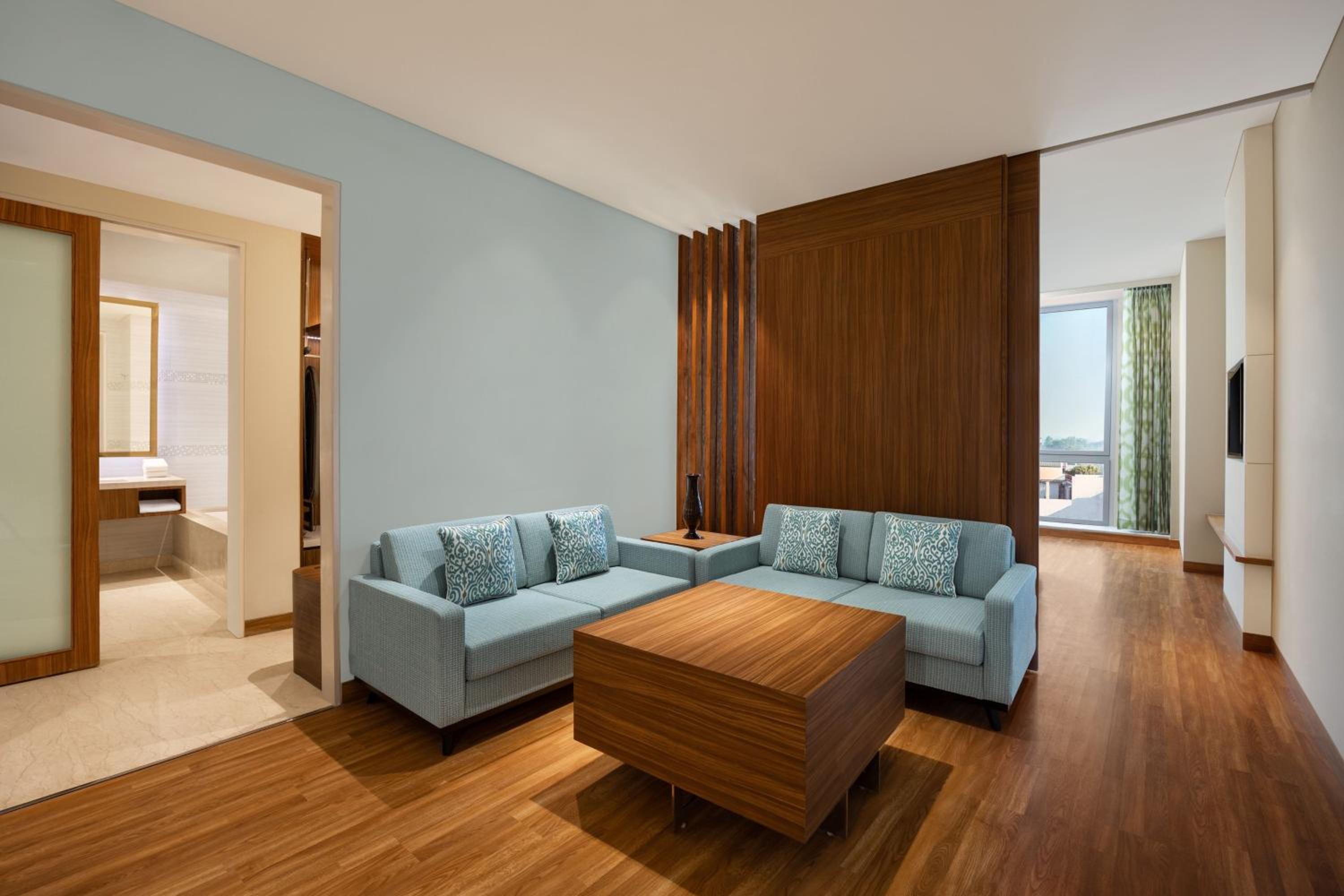 King Suite with Sofa Bed, 20% Discount on Food & Soft Beverages and Laundry - Photo 3