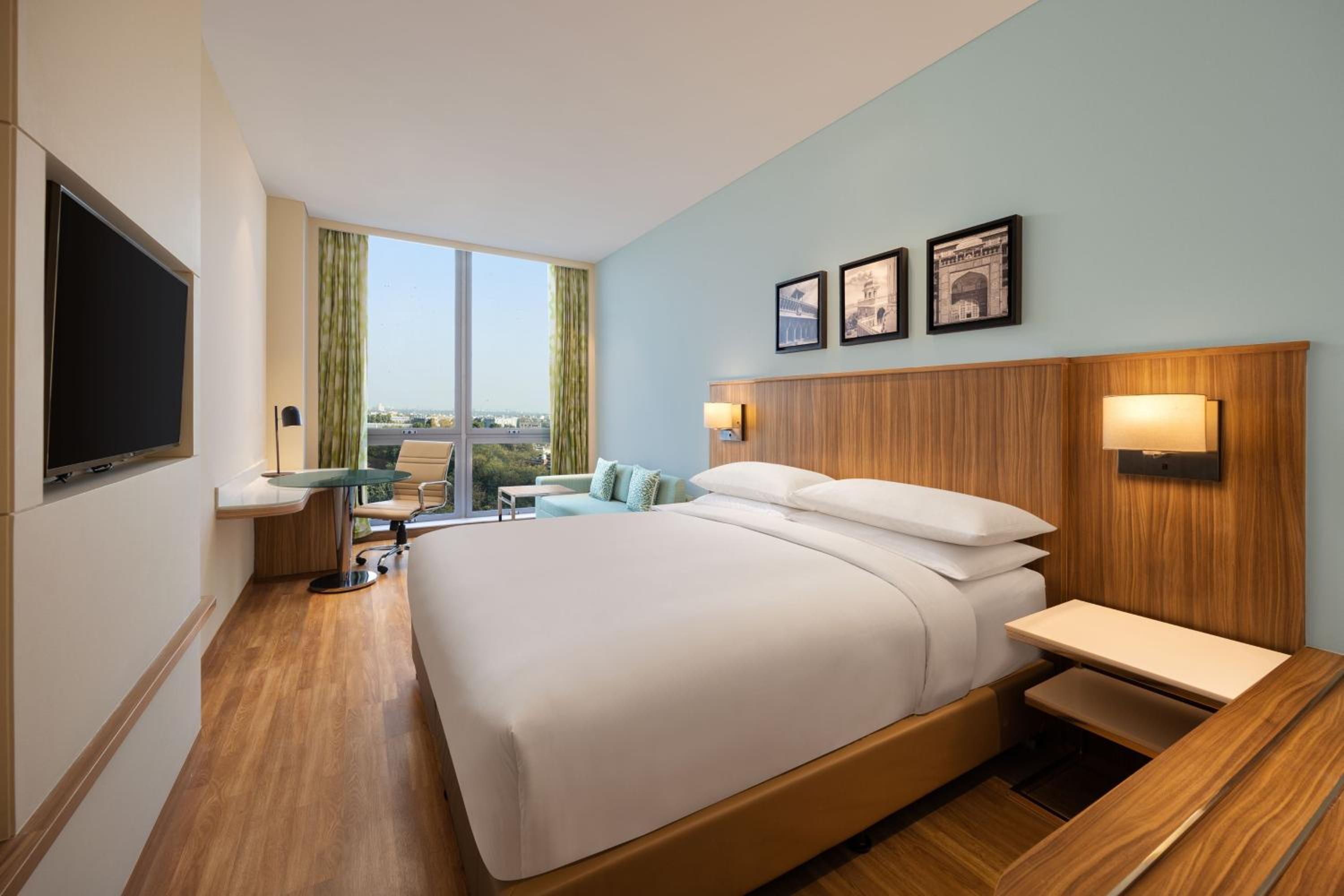 Deluxe King Room with City View, 20% Discount on Food & Soft Beverages and Laundry - Photo 1
