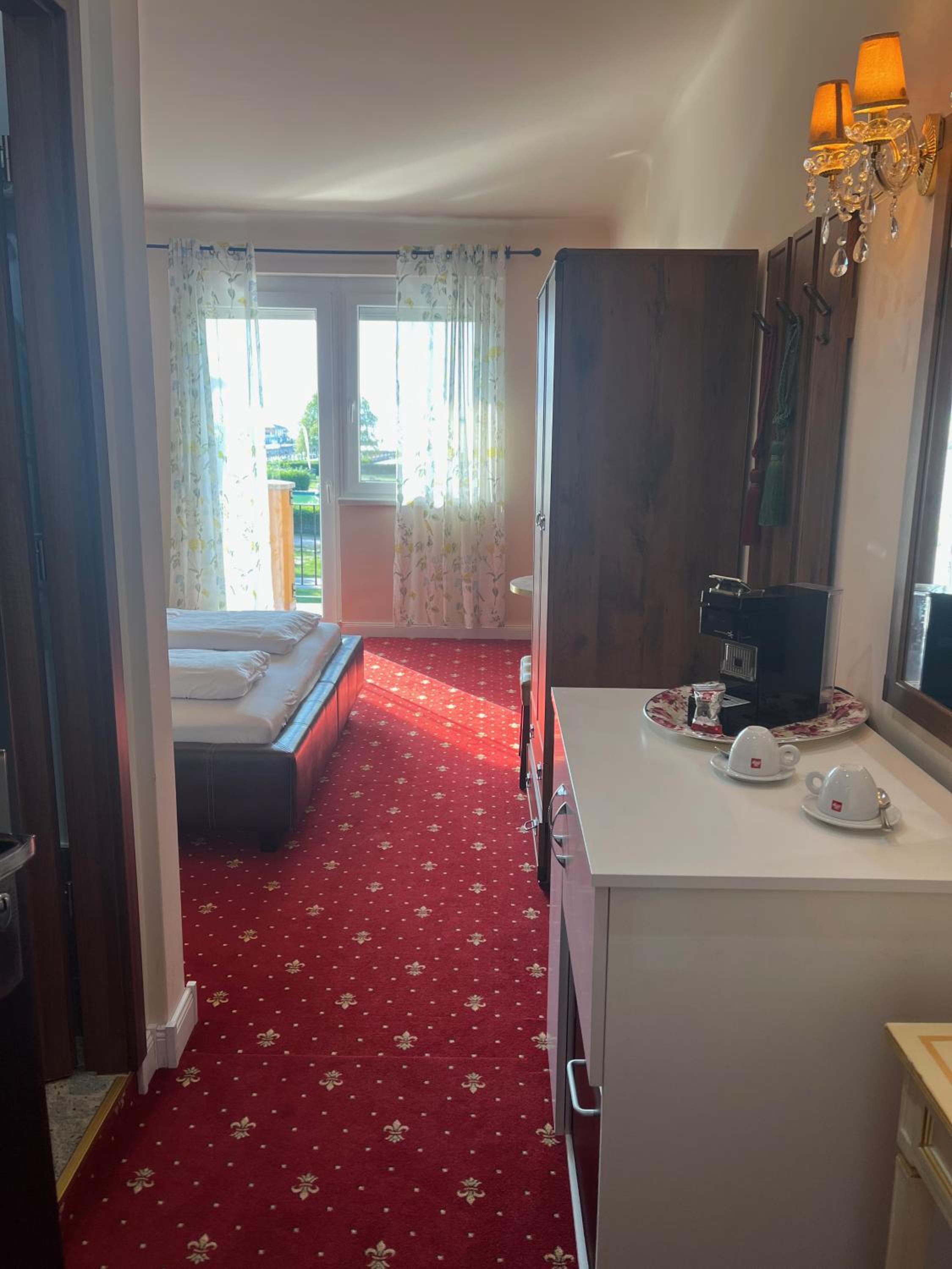 Family Suite with Balcony and Lake View photo 2