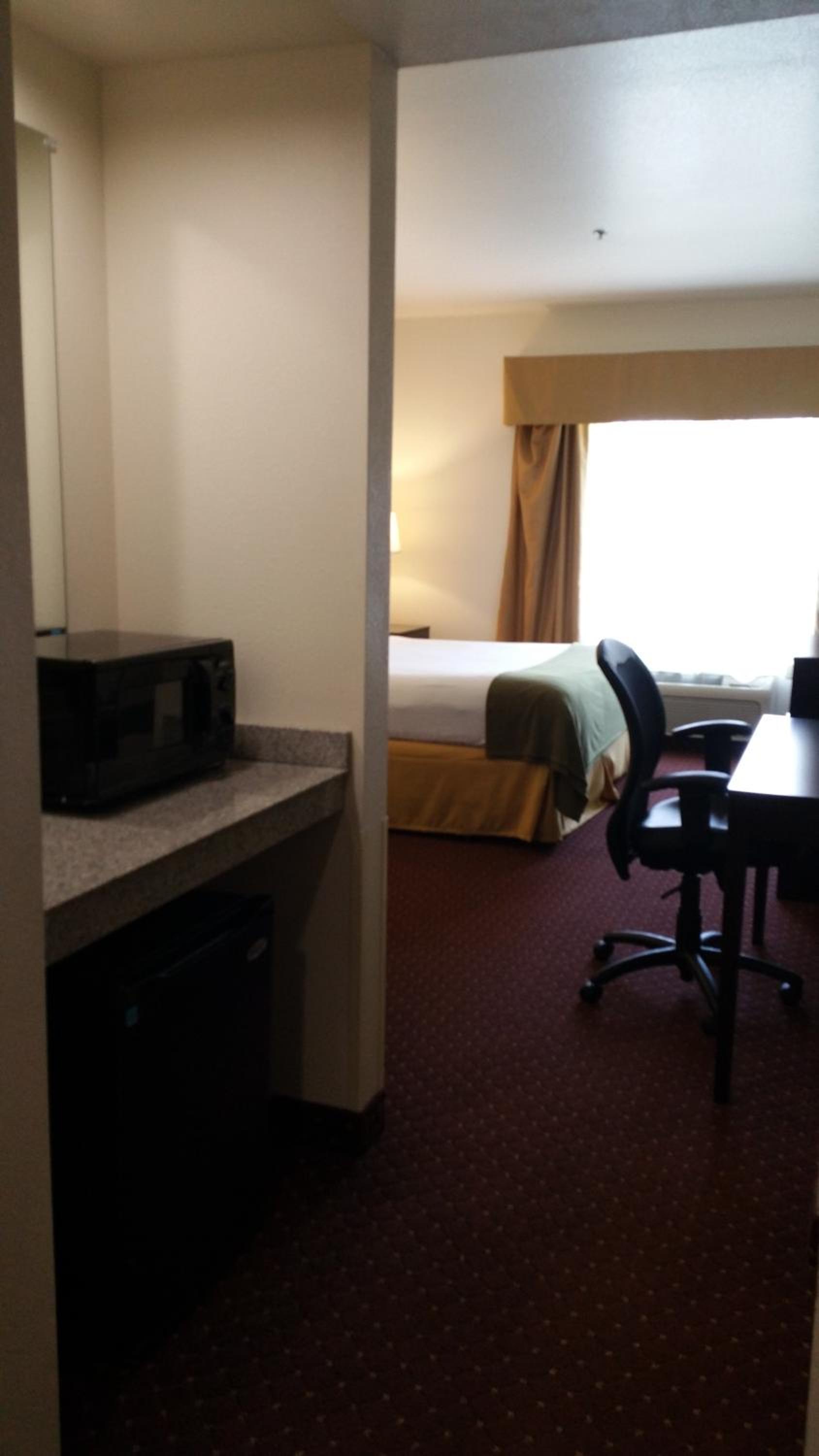 Queen Room with Two Queen Beds - Mobility Access Tub/Non-Smoking - Photo 4