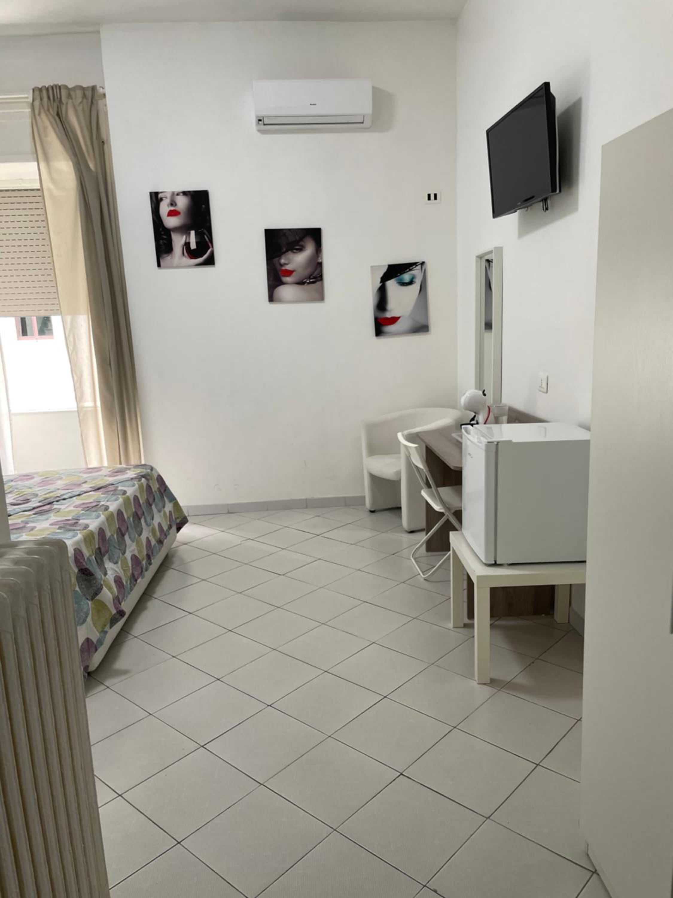 Standard Double Room with Window - Photo 9