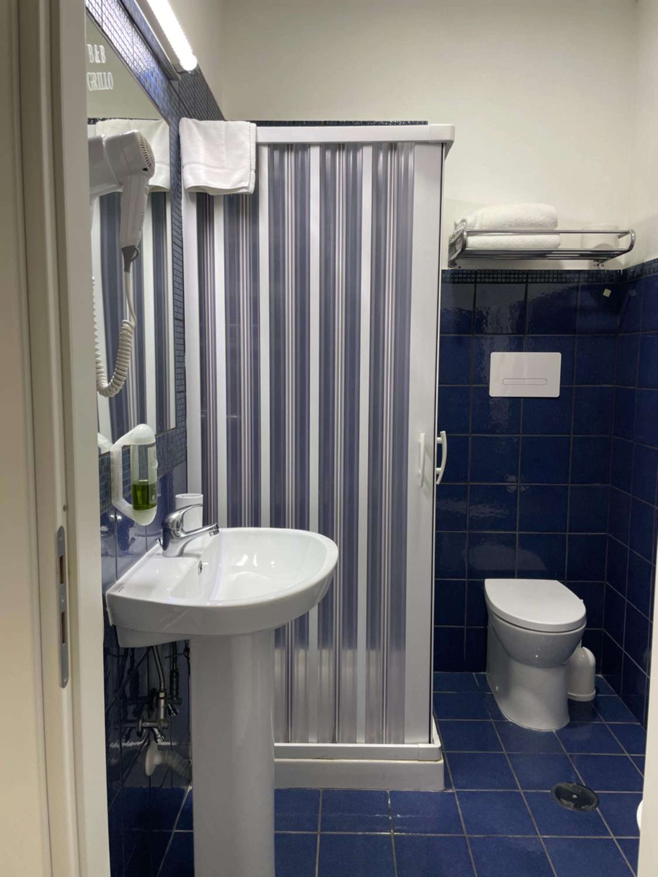 Standard Double Room with Window - Photo 8