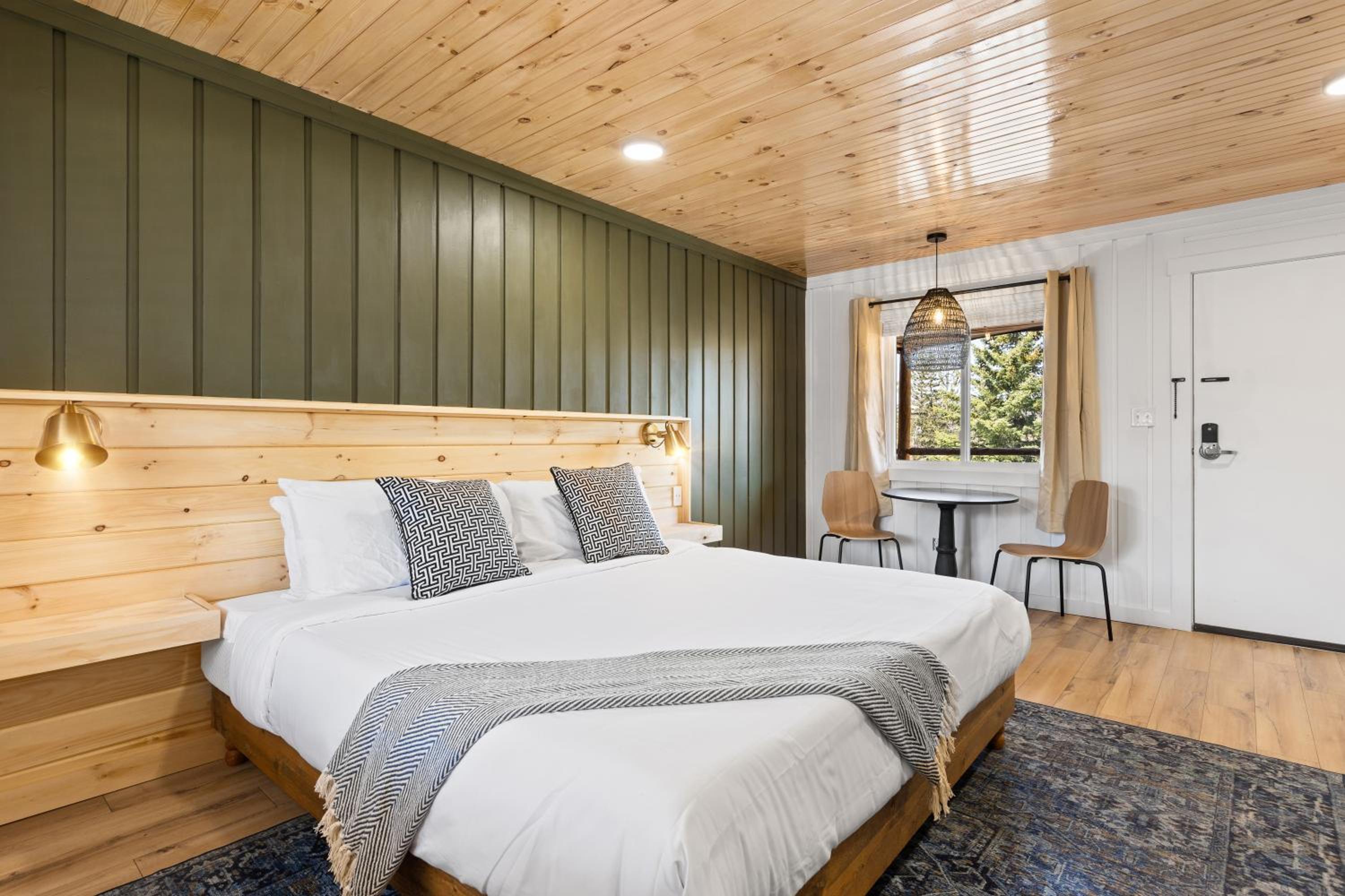 One Bedroom Suite with Queen Bed photo 1