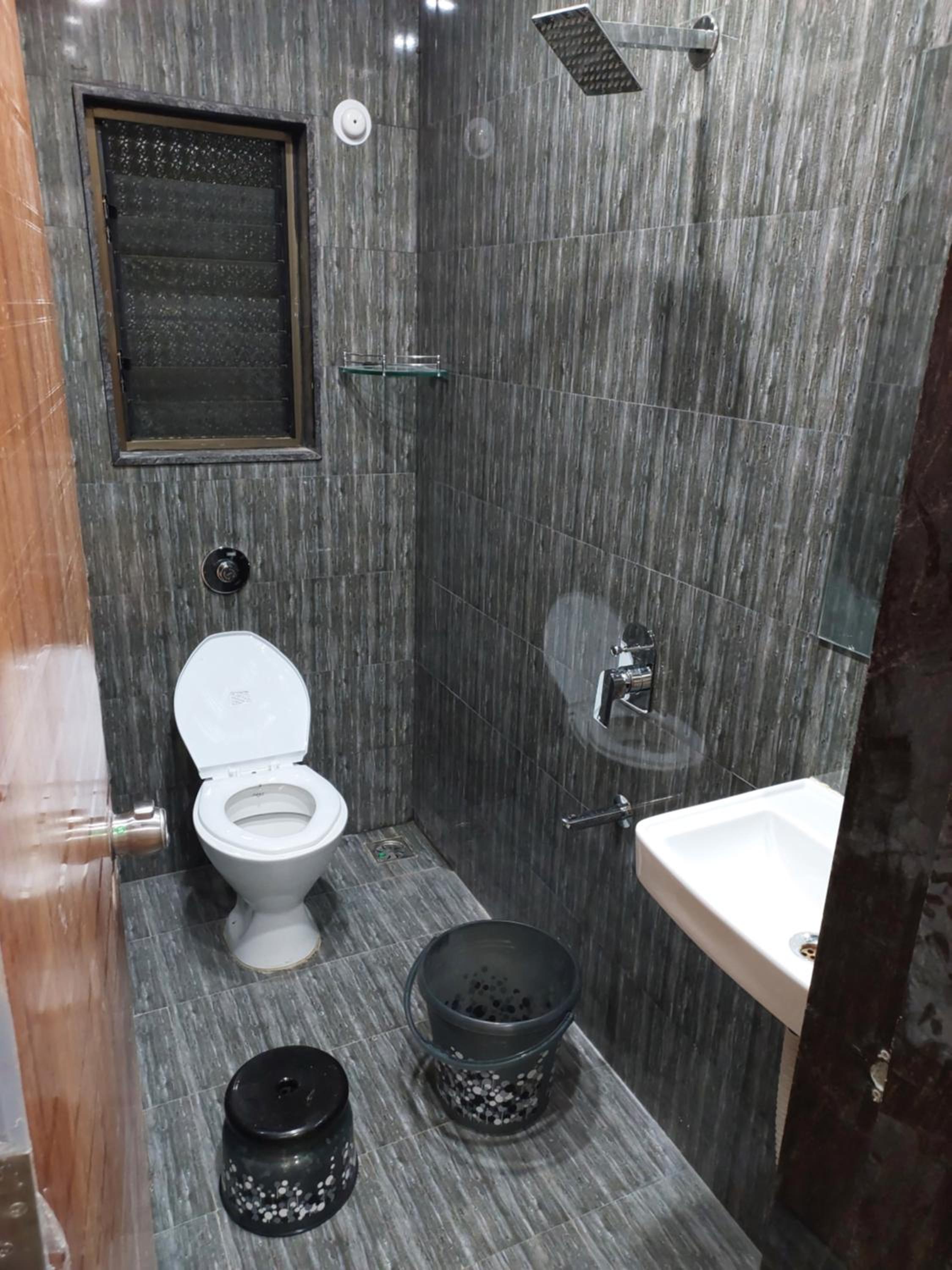 Economy Quadruple Room - Photo 17