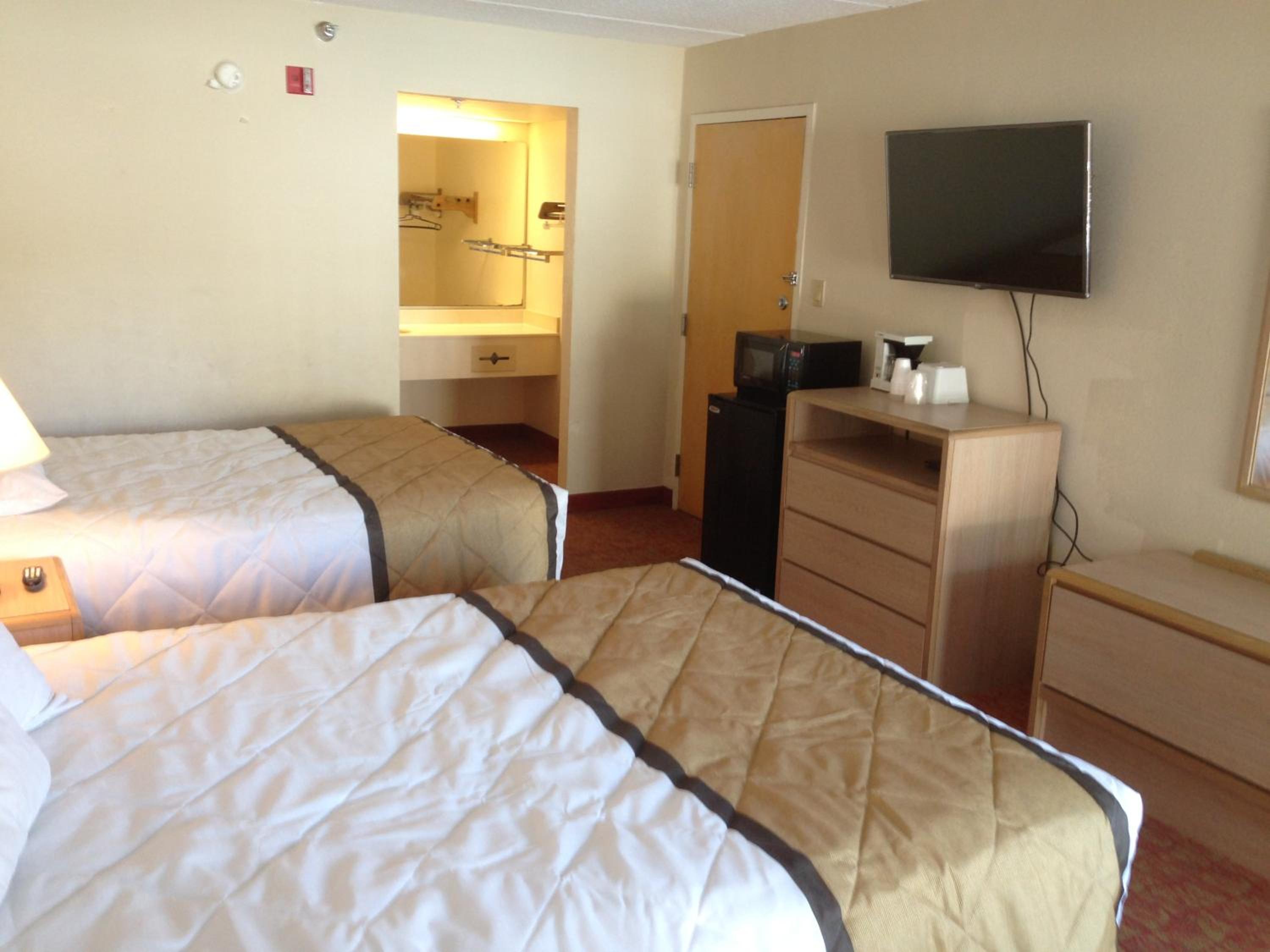 Standard Room With Two Queen Beds - Non-Smoking - Photo 8