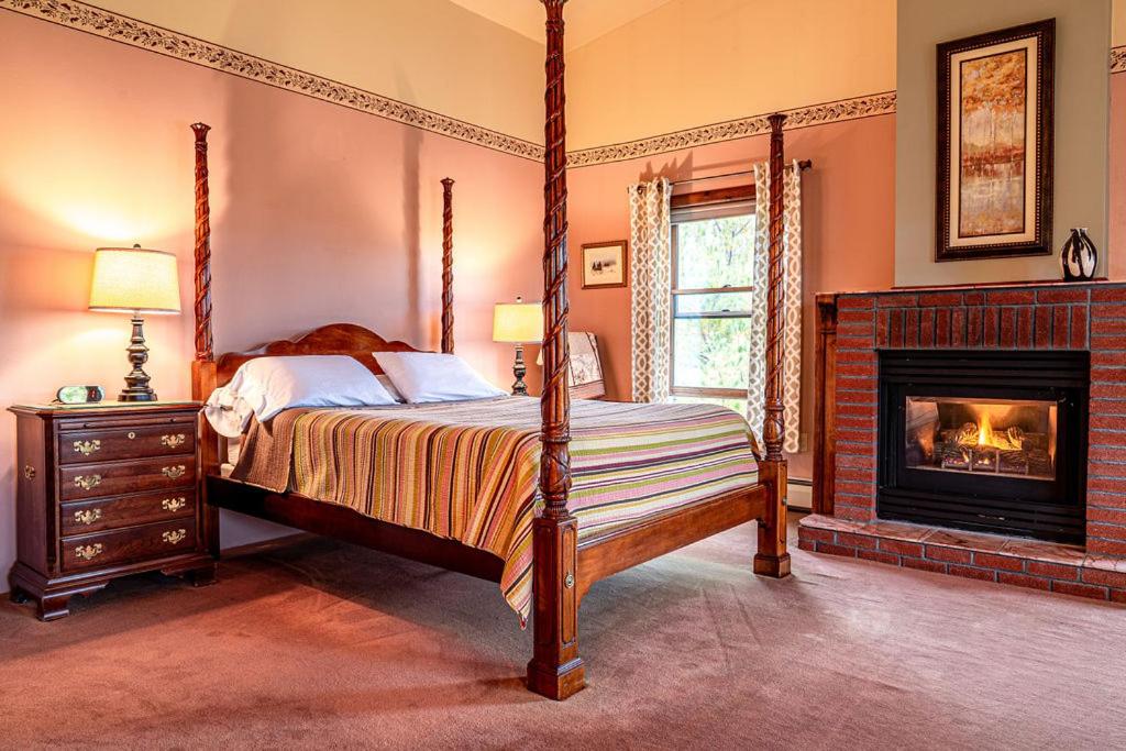 Queen Room photo 2