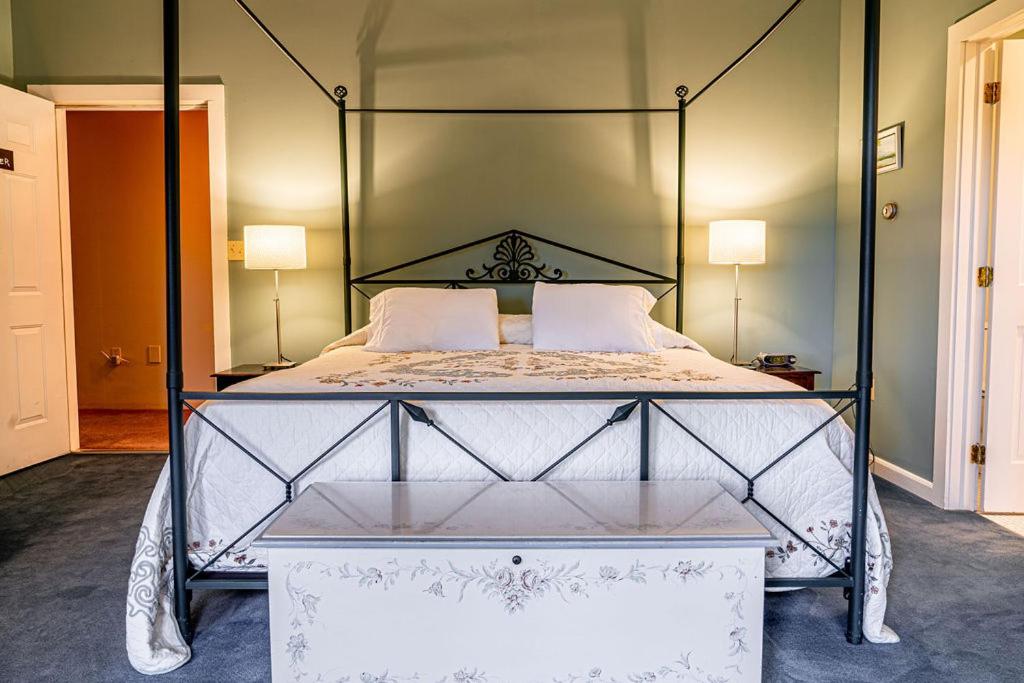 Queen Room photo 1