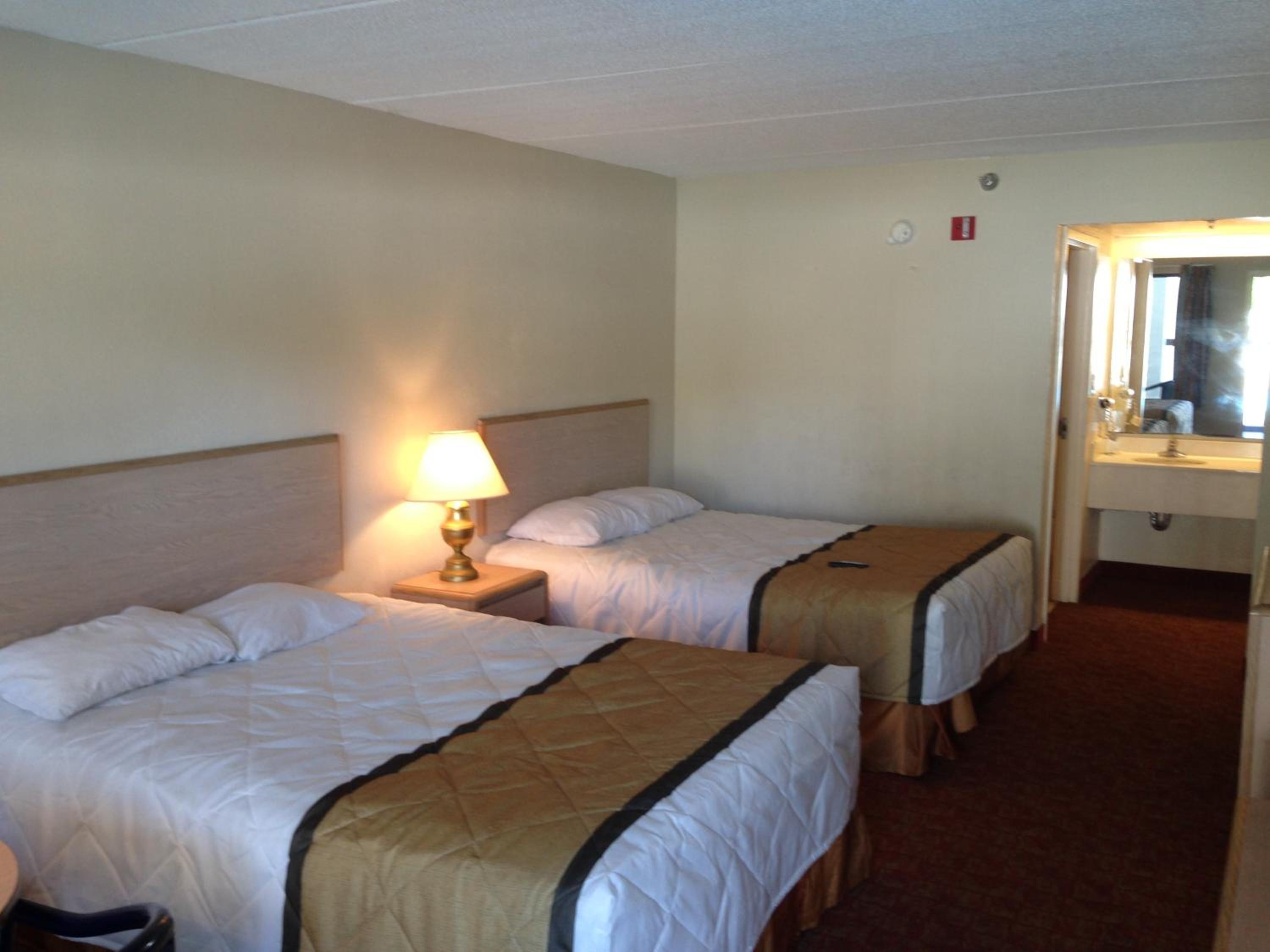 Standard Room With Two Queen Beds - Non-Smoking - Photo 9
