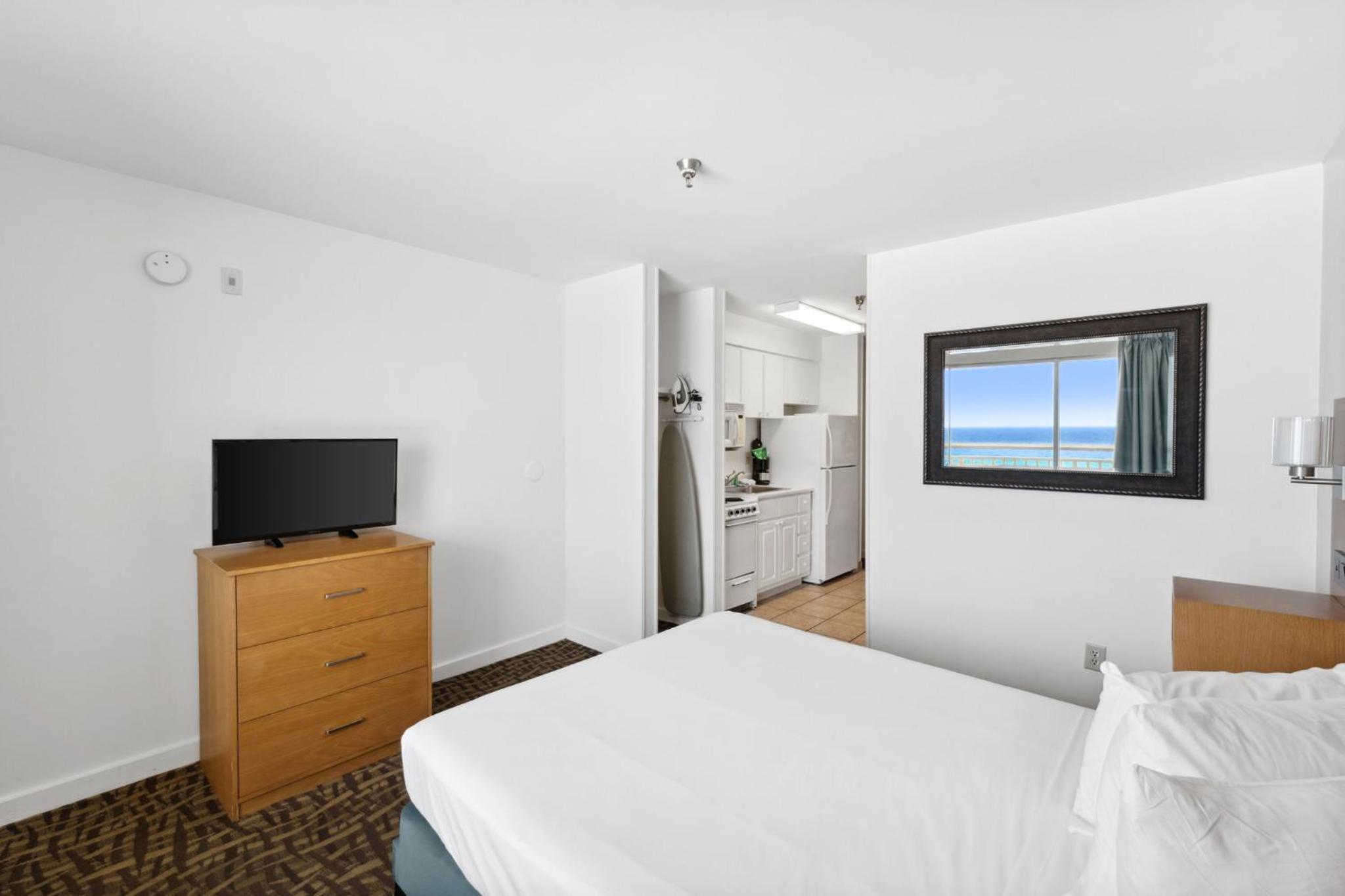 Deluxe Queen Suite With Ocean/Gulf View