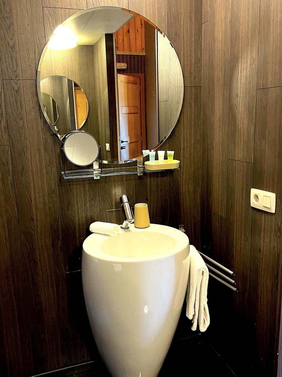 Queen Room with Spa Bath photo 3