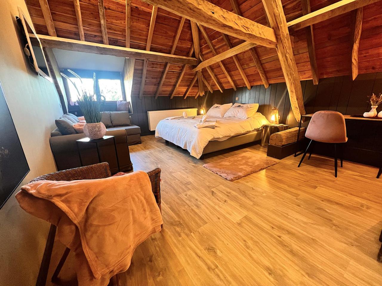 Deluxe Double Room (2 Adults + 1 Child) photo 1