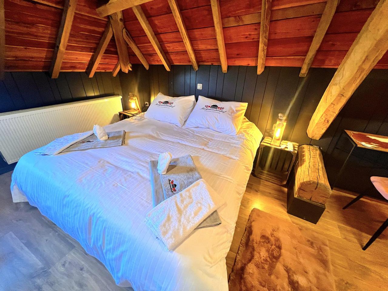 Deluxe Double Room (2 Adults + 1 Child) photo 2