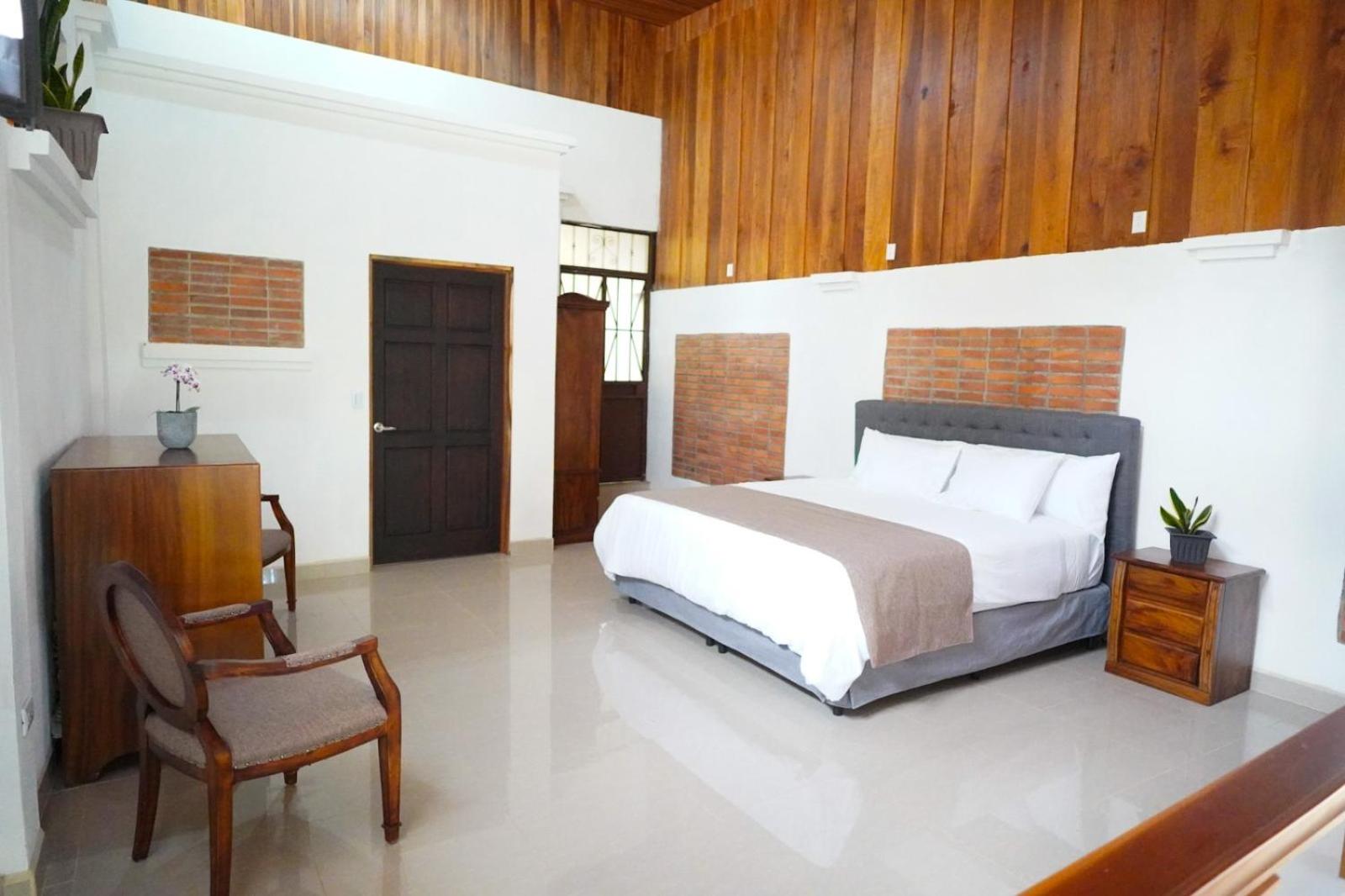 Deluxe King Suite photo 1
