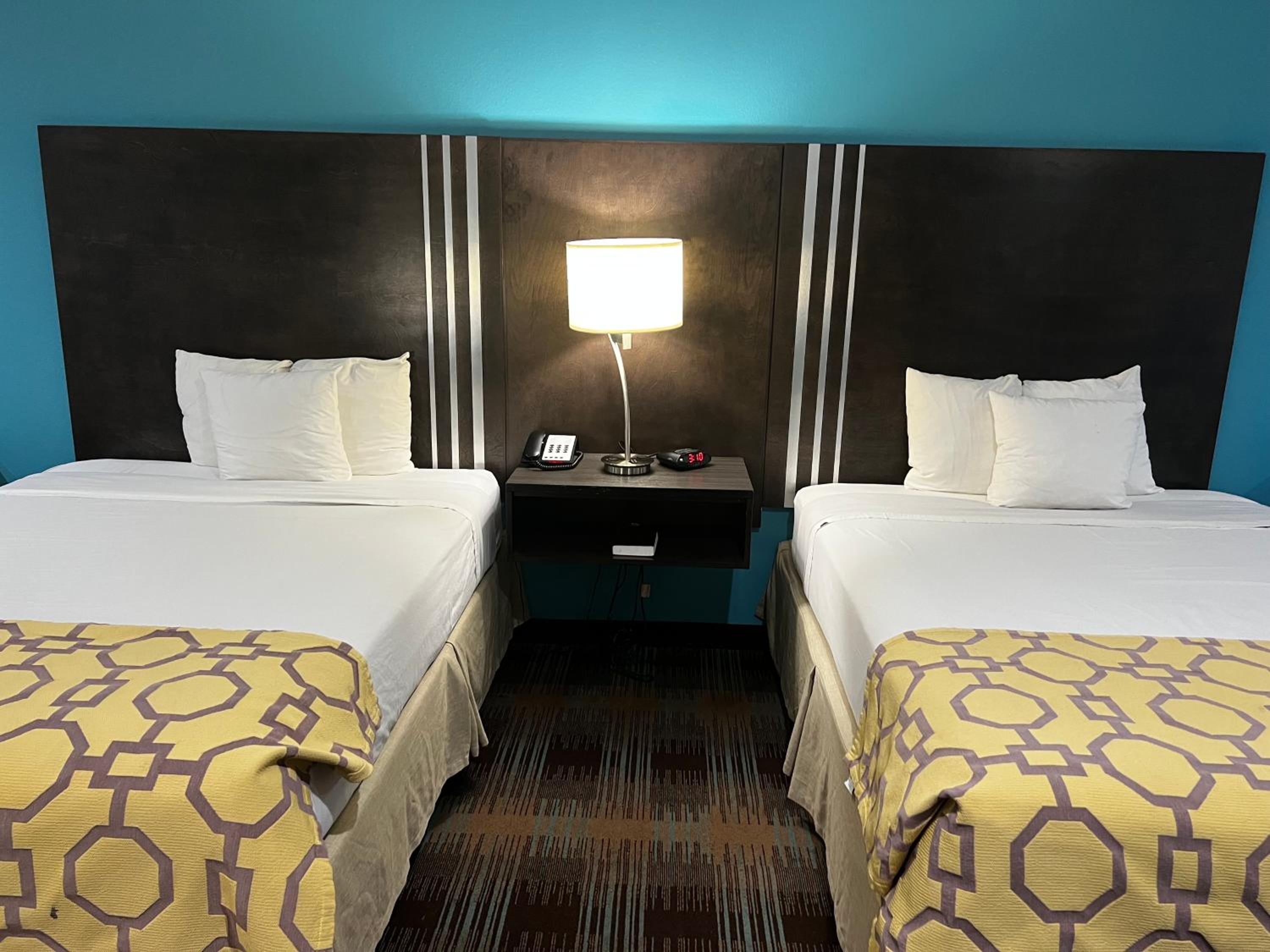 Queen Room with Roll-In Shower - Mobility/Hearing Accessible - Non-Smoking photo 3