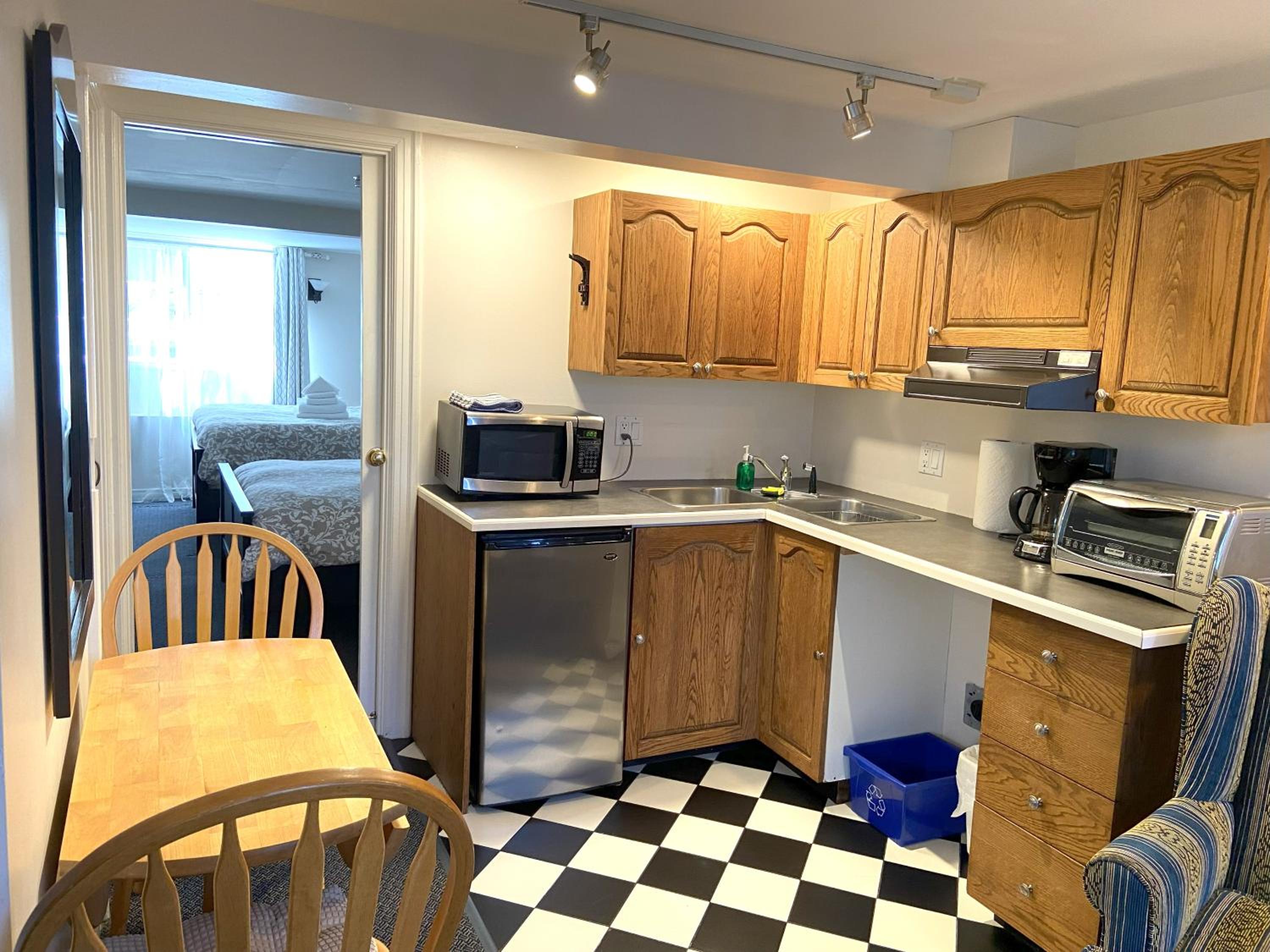 Family Suite with Private Bathroom (Lower Level)