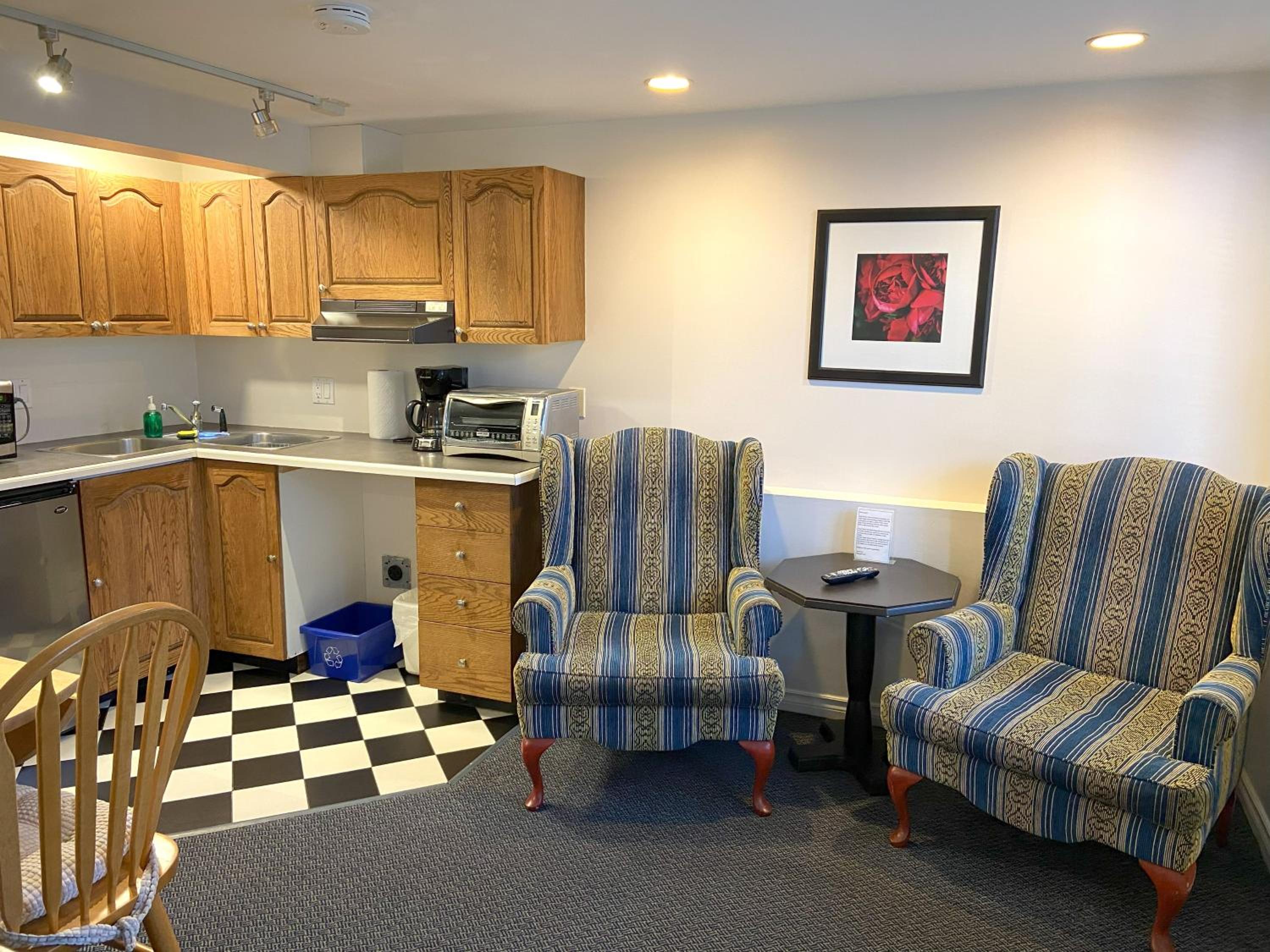 Family Suite with Private Bathroom (Lower Level) thumbnail 5