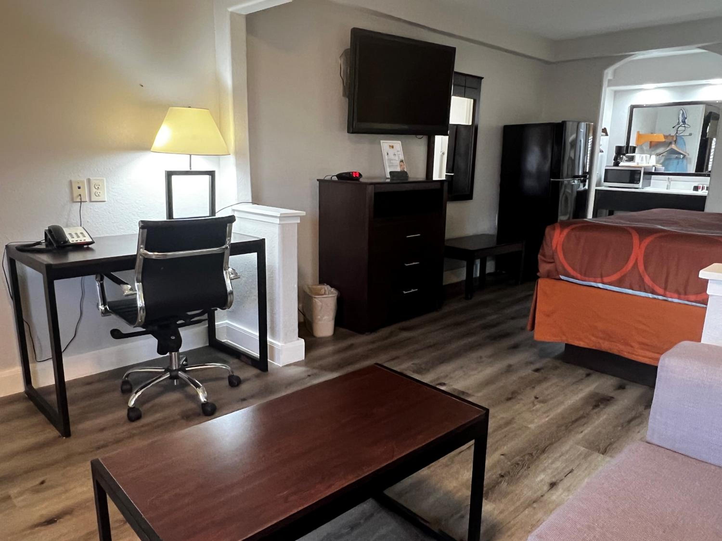 King Room - Non-Smoking - Photo 1
