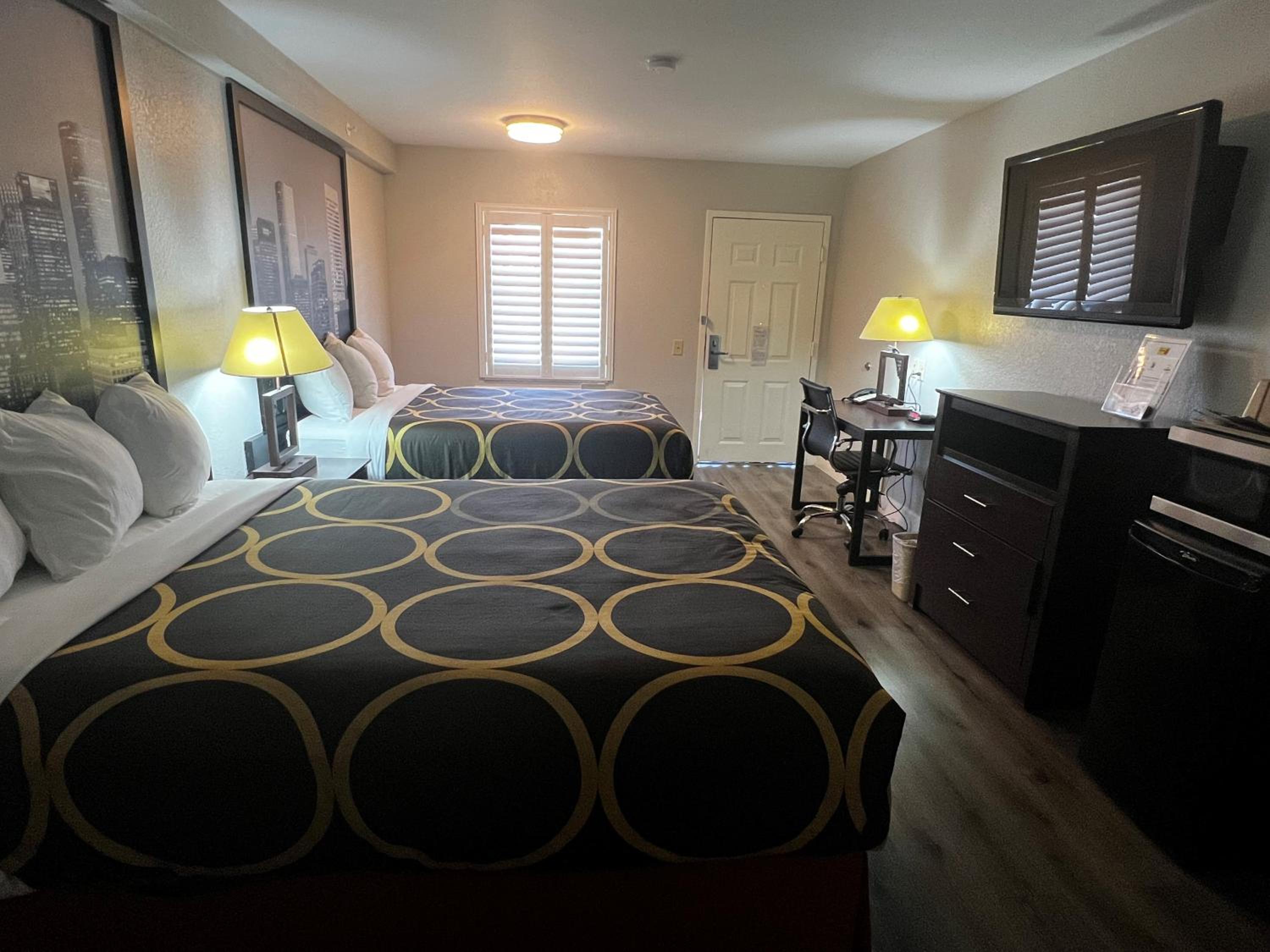 Queen Room with Two Queen Beds - Non-Smoking - Photo 9