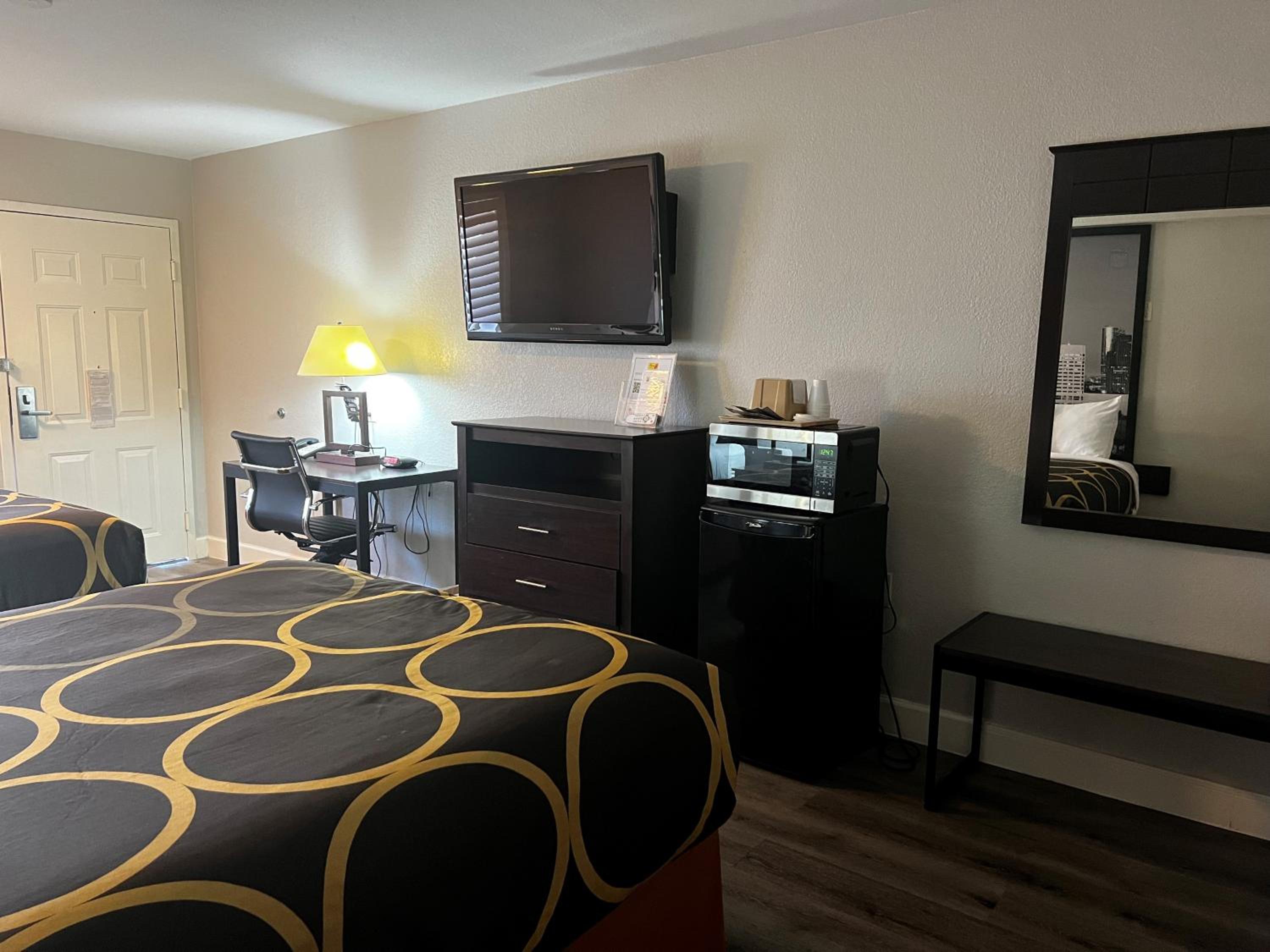 Queen Room with Two Queen Beds - Non-Smoking - Photo 1