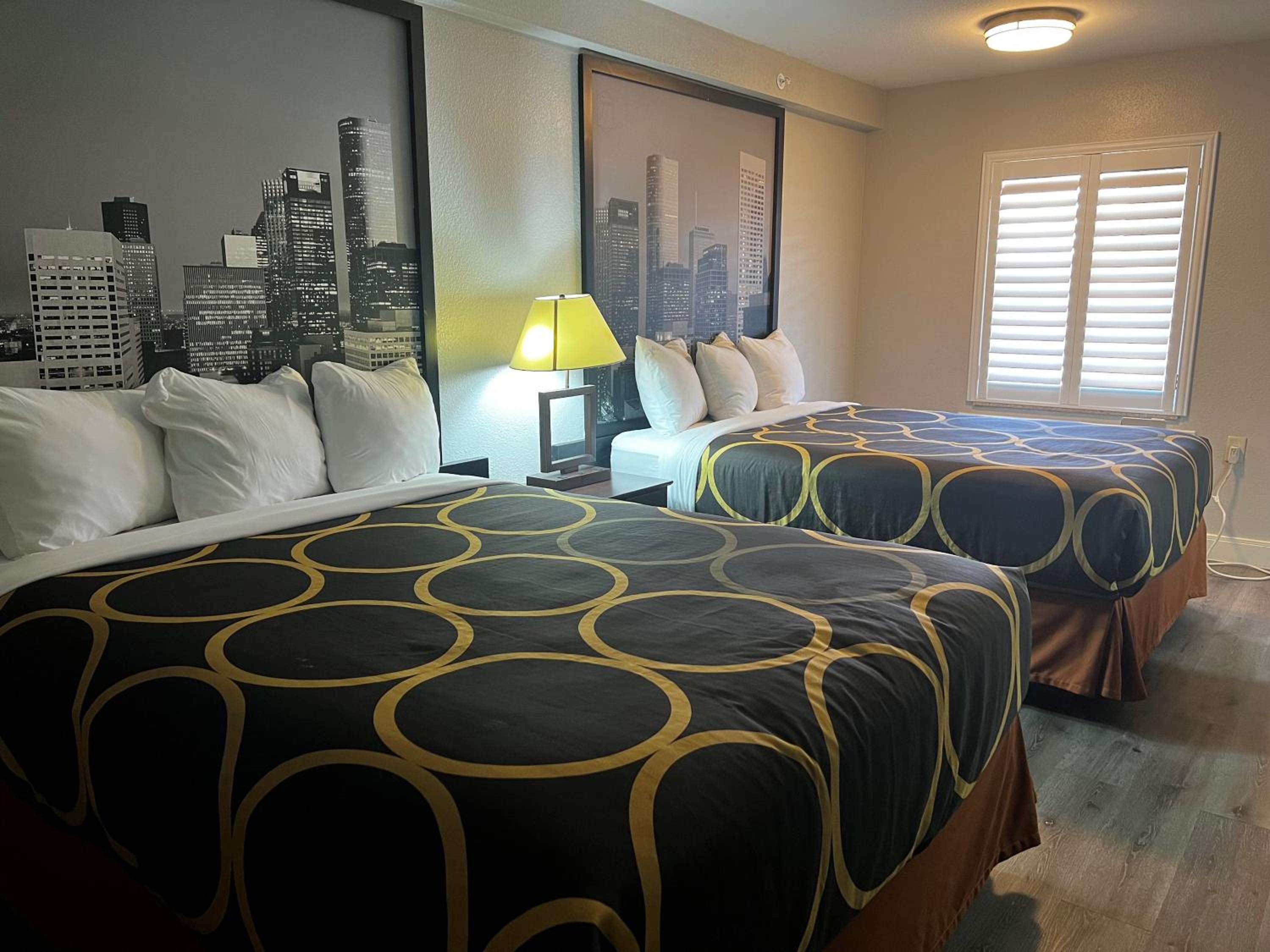 Queen Room with Two Queen Beds - Non-Smoking - Photo 2