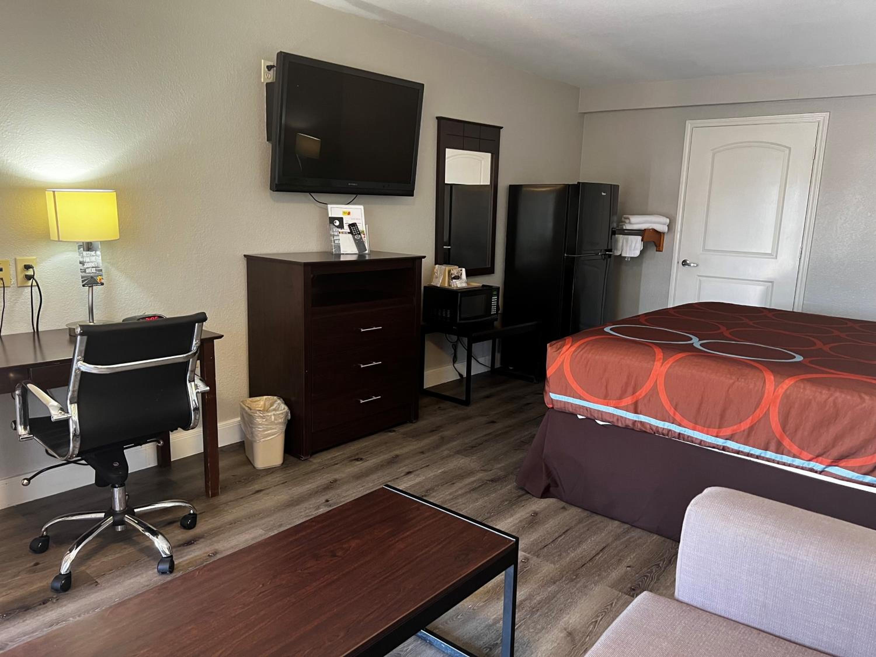 King Room - Non-Smoking - Photo 6