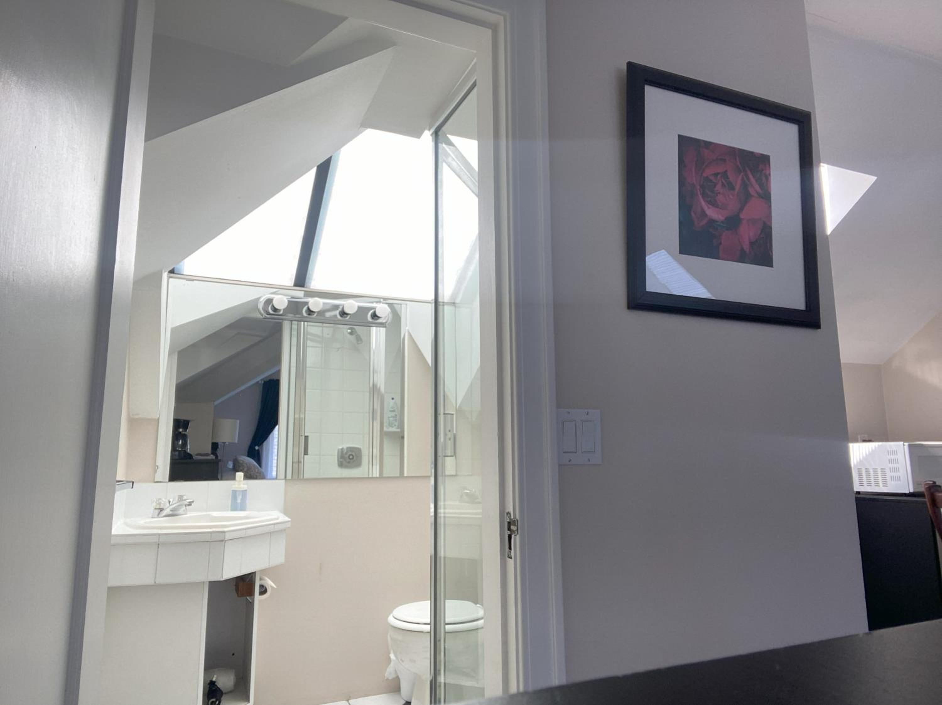 Queen Suite thumbnail 5