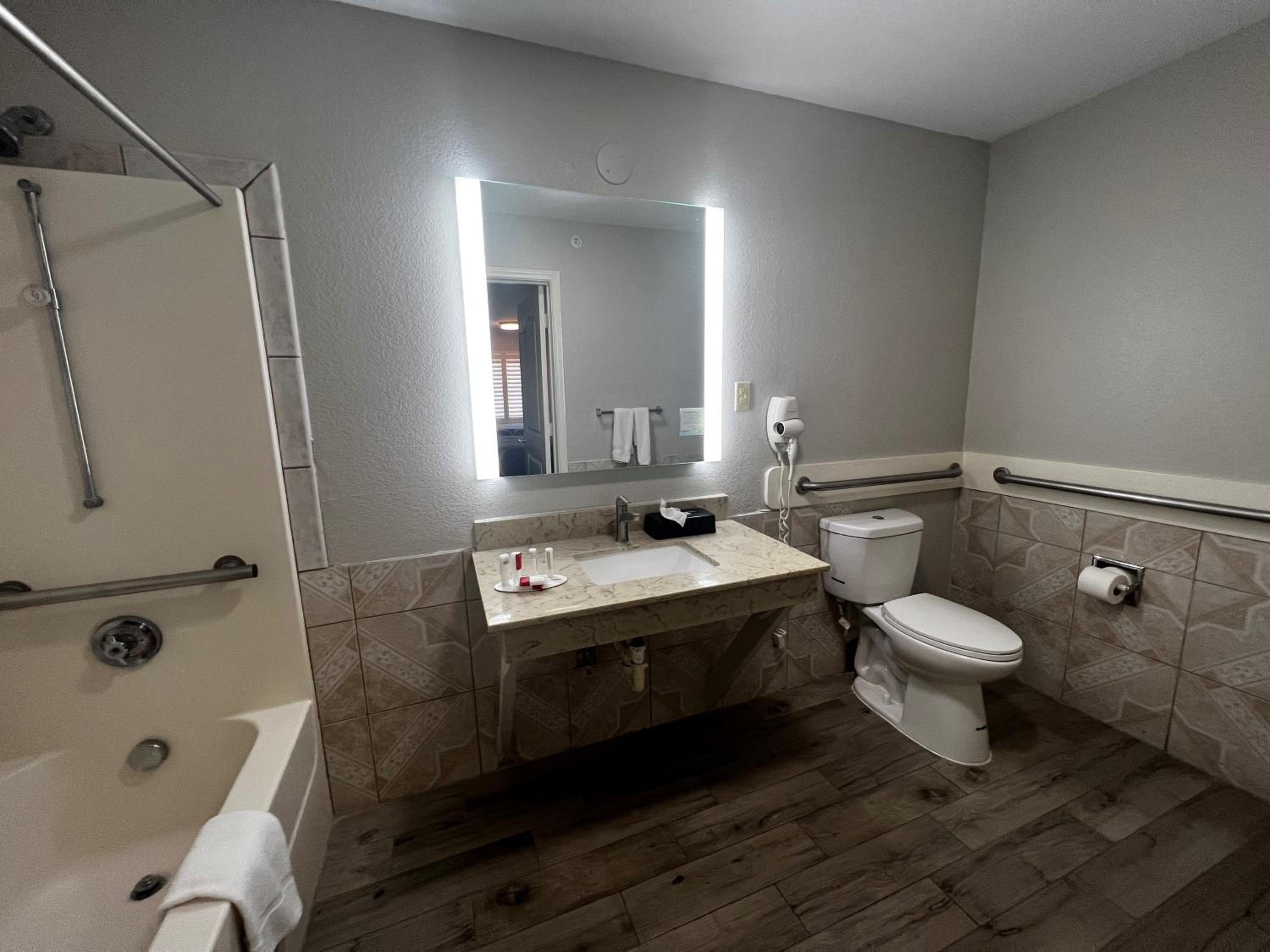 King Room with Bath Tub - Mobility Accessible/Non-Smoking - Photo 5