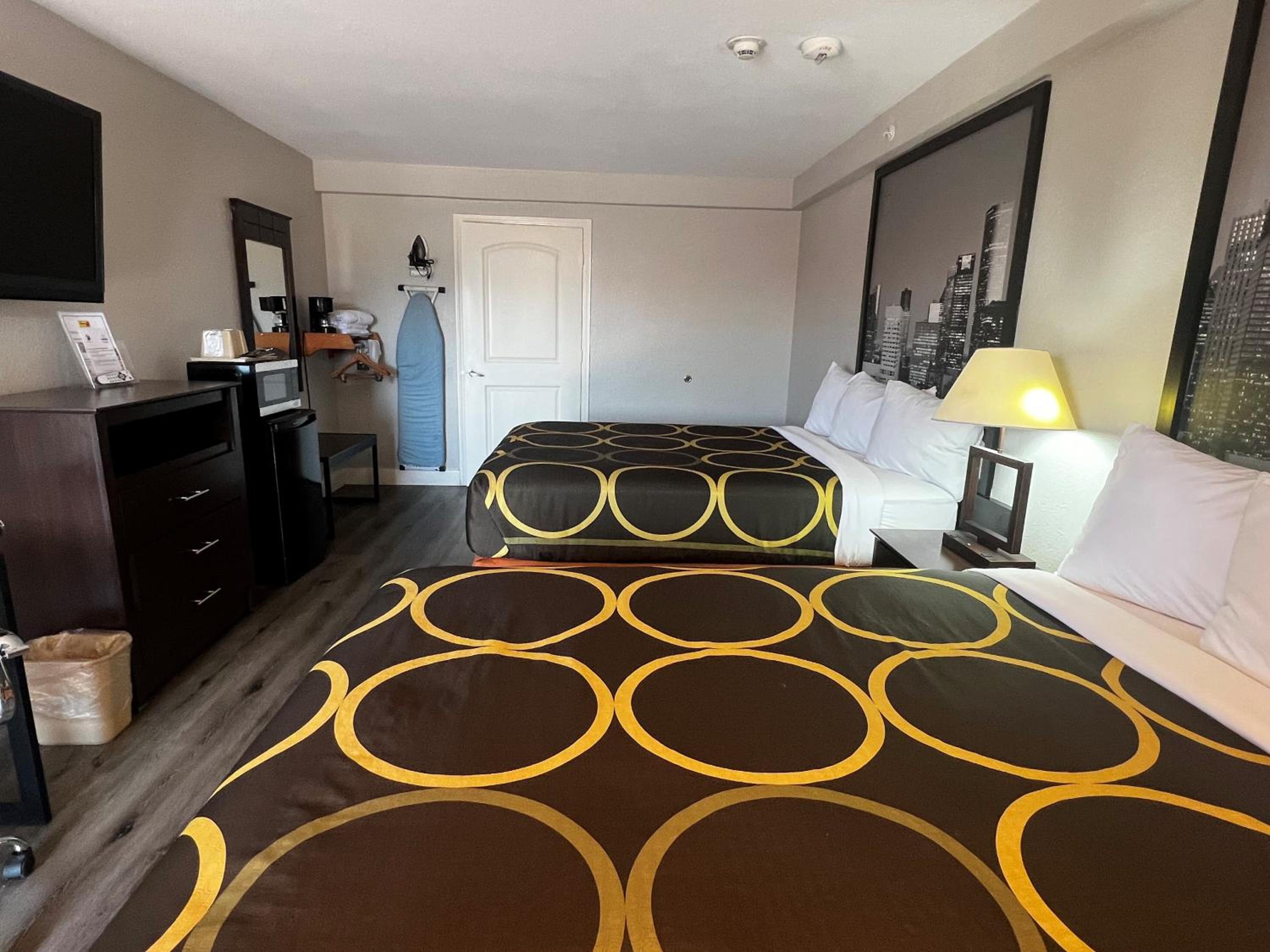 Queen Room with Two Queen Beds - Non-Smoking - Photo 3
