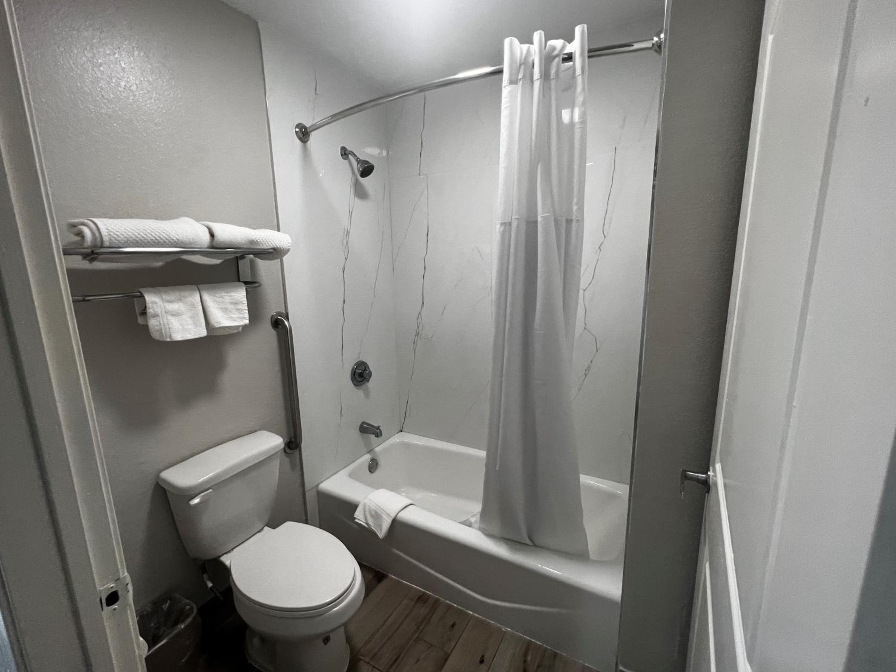 King Room - Non-Smoking - Photo 5