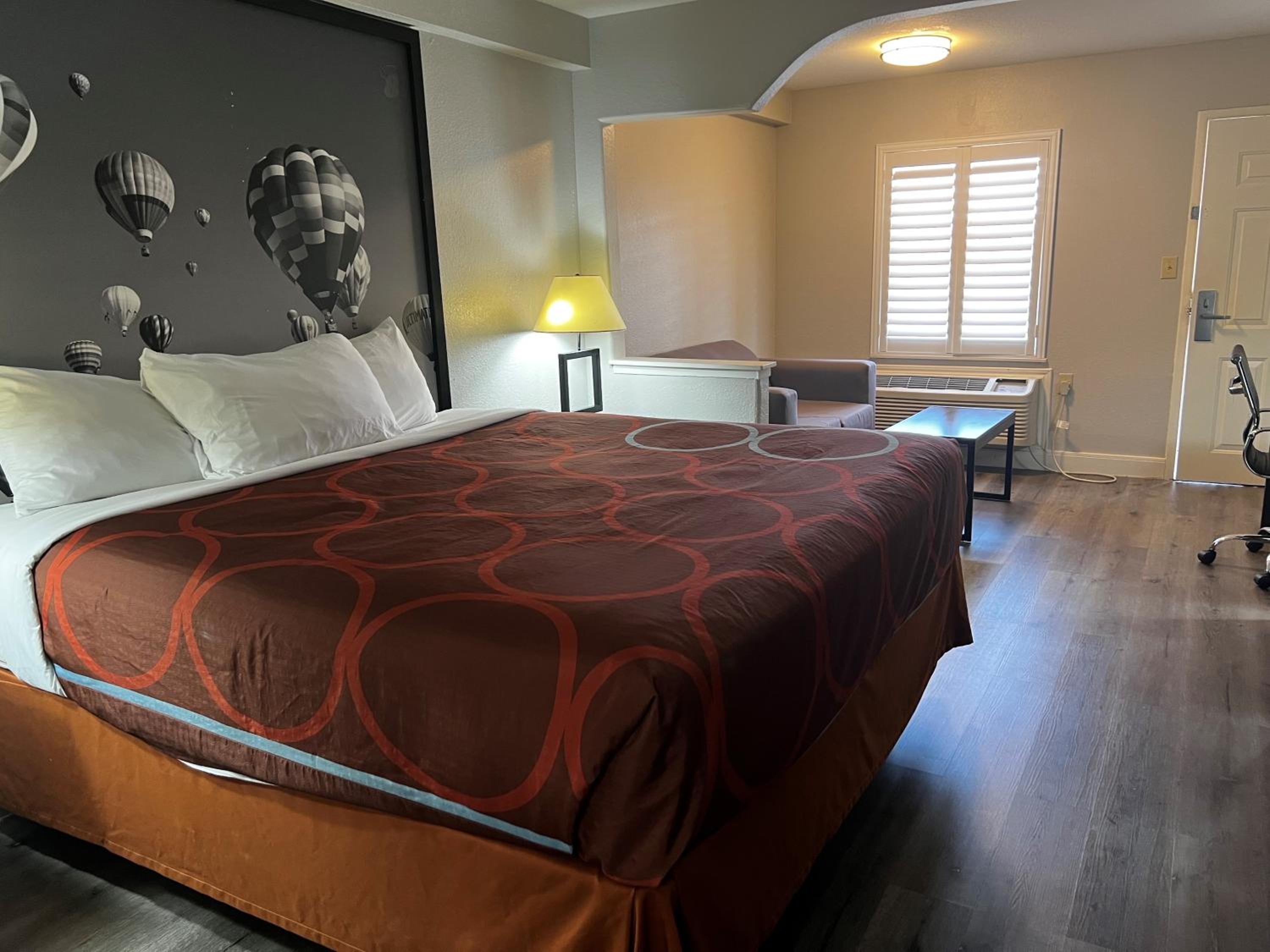 King Room - Non-Smoking - Photo 3