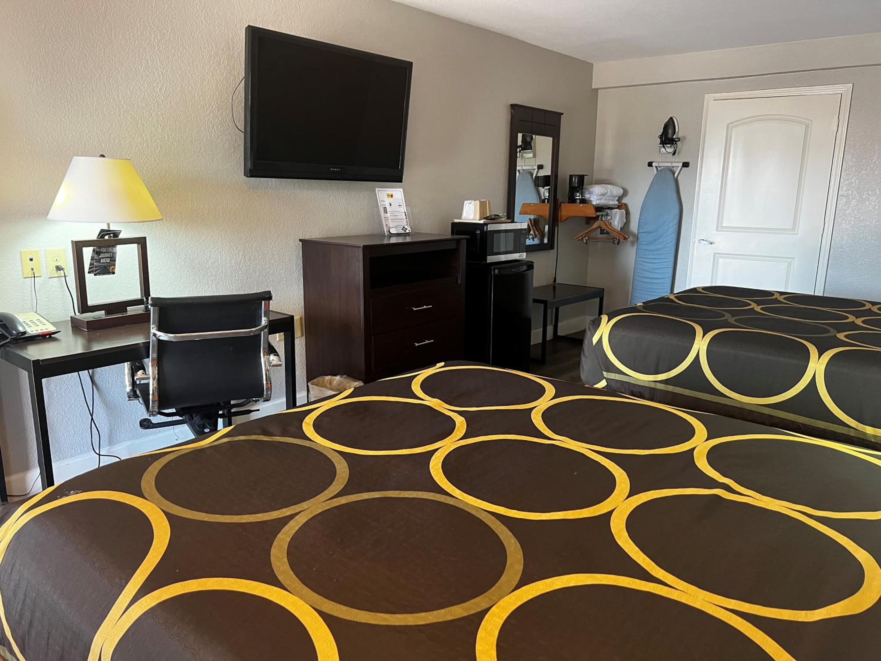 Queen Room with Two Queen Beds - Non-Smoking - Photo 5