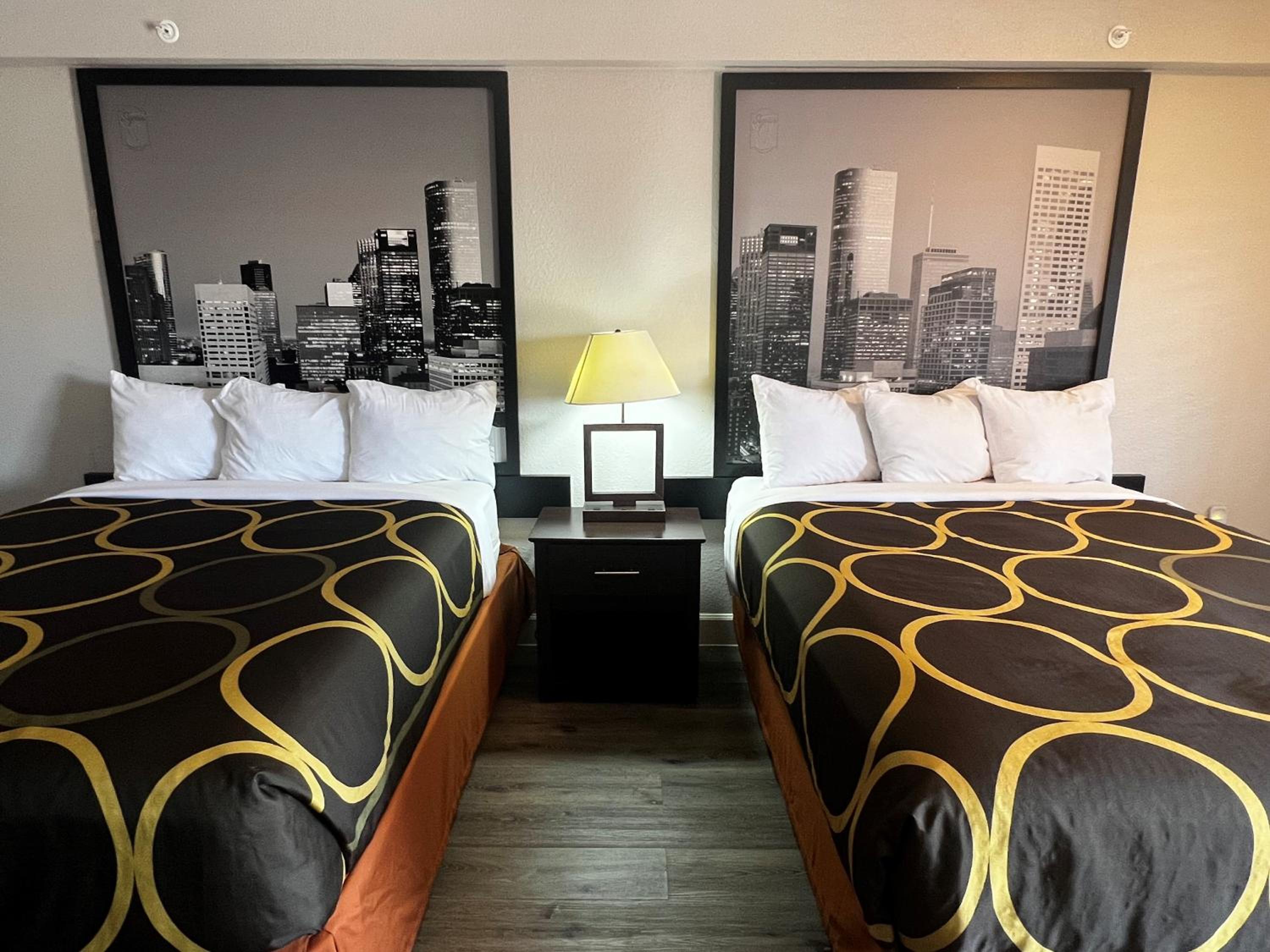 Queen Room with Two Queen Beds - Non-Smoking - Photo 6