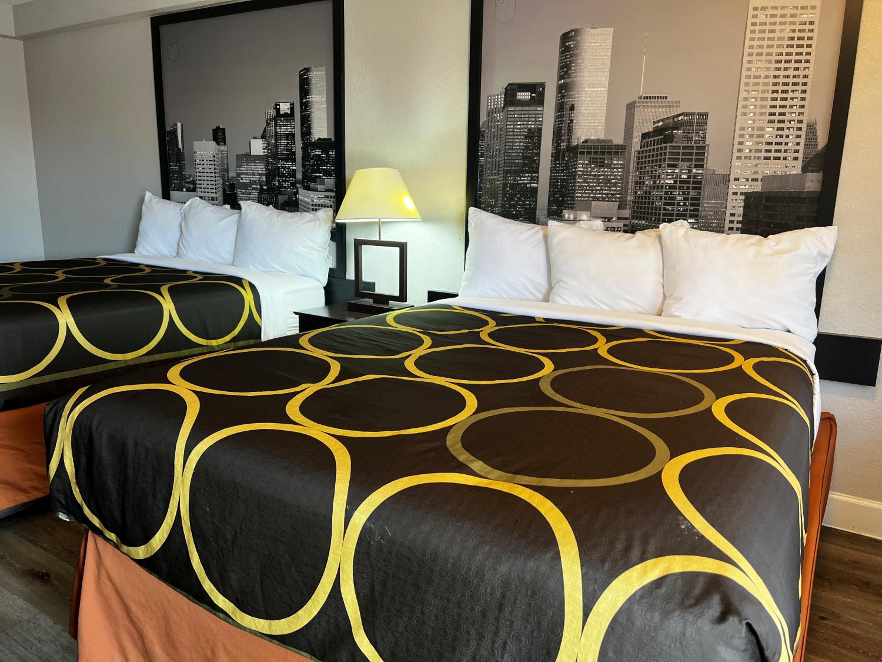 Queen Room with Two Queen Beds - Non-Smoking - Photo 7