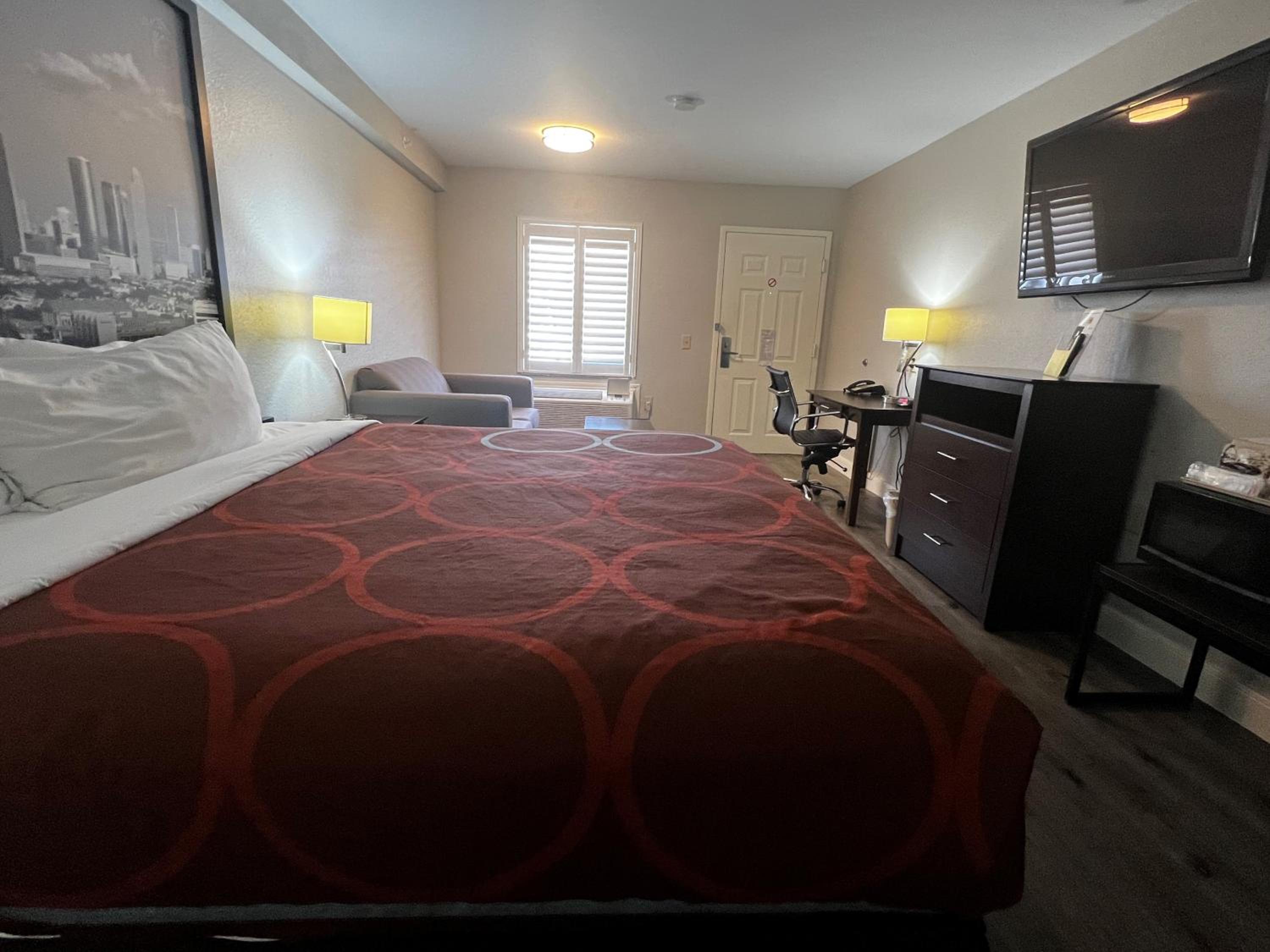 King Room - Non-Smoking - Photo 9