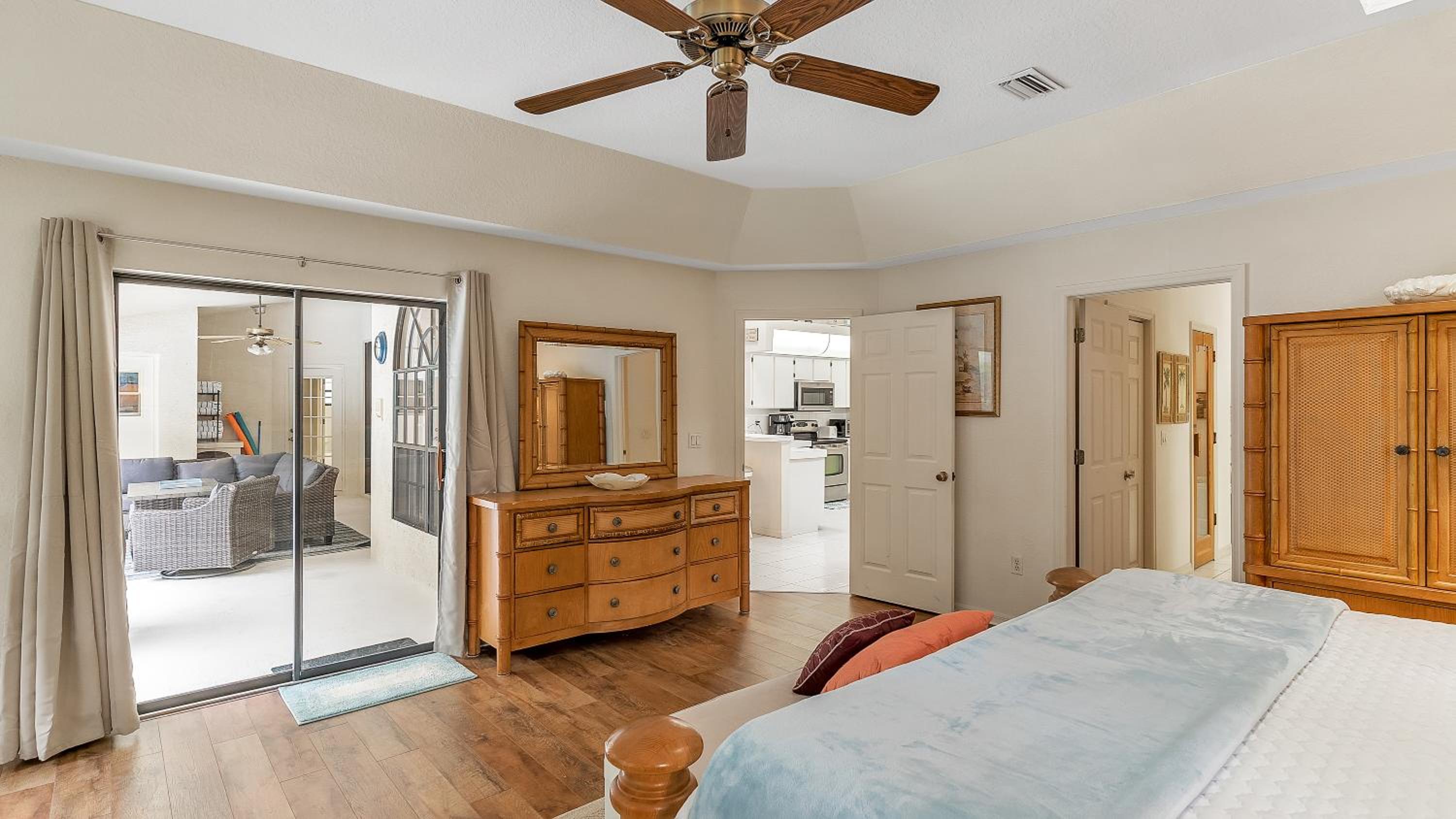 Six-Bedroom House photo 1
