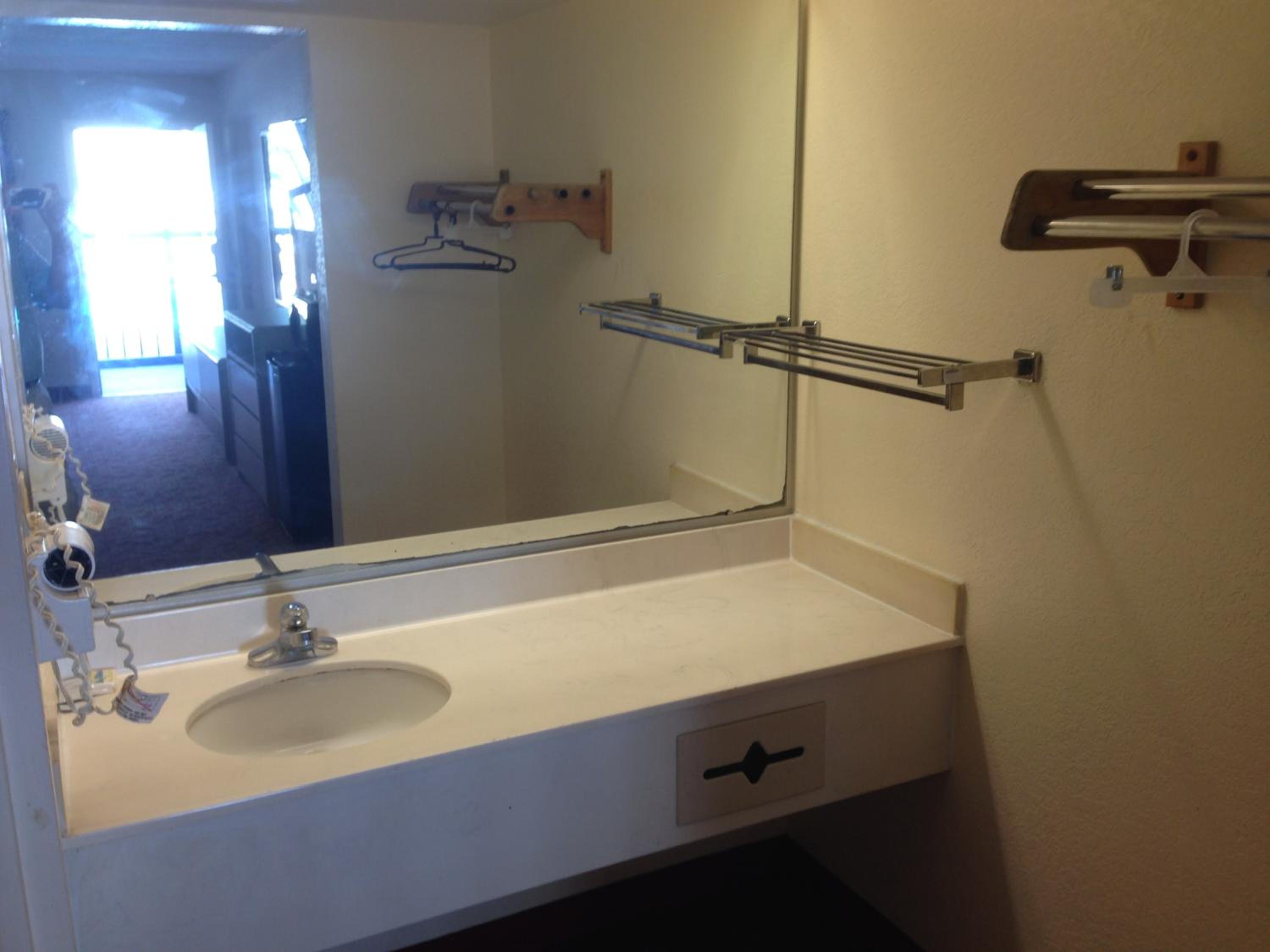 Standard Room With Two Queen Beds - Non-Smoking - Photo 4