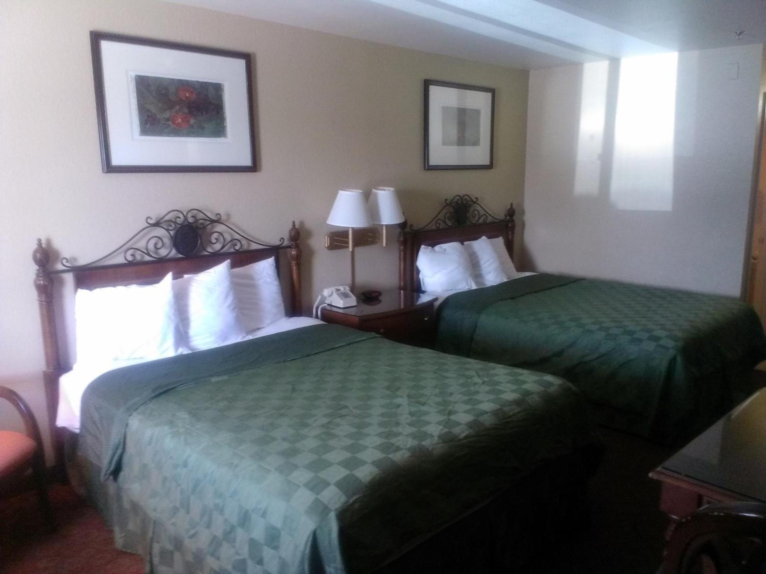 Queen Room with Two Queen Beds - Non-Smoking - Photo 5