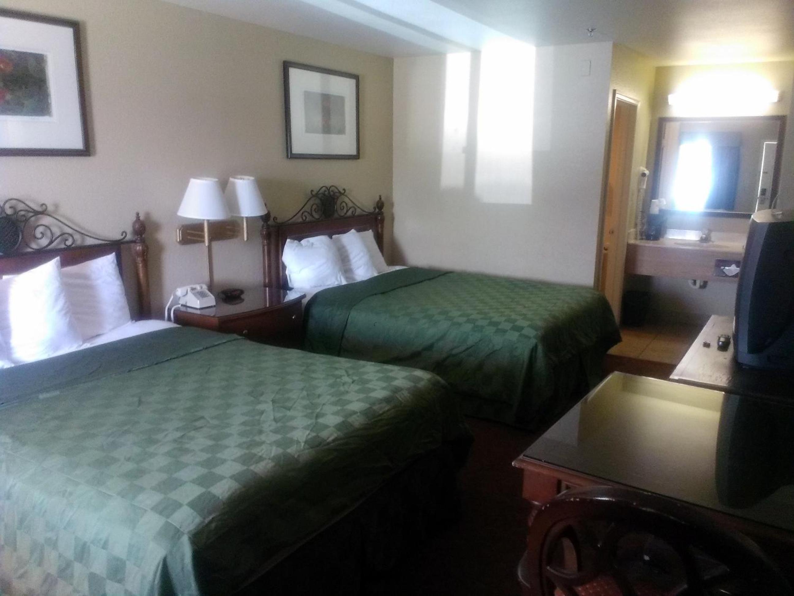Queen Room with Two Queen Beds - Non-Smoking - Photo 6