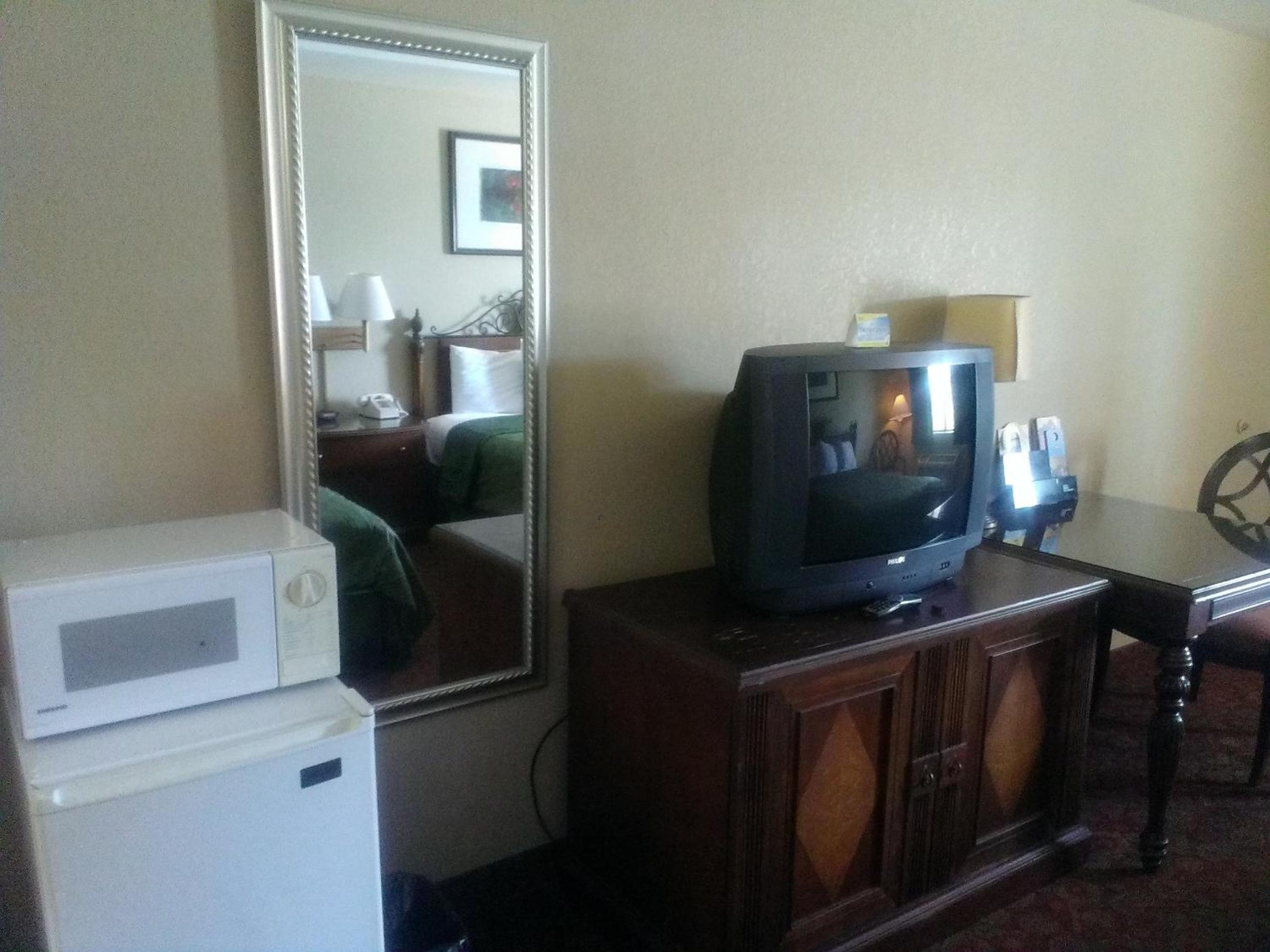 Queen Room with Two Queen Beds - Non-Smoking - Photo 7