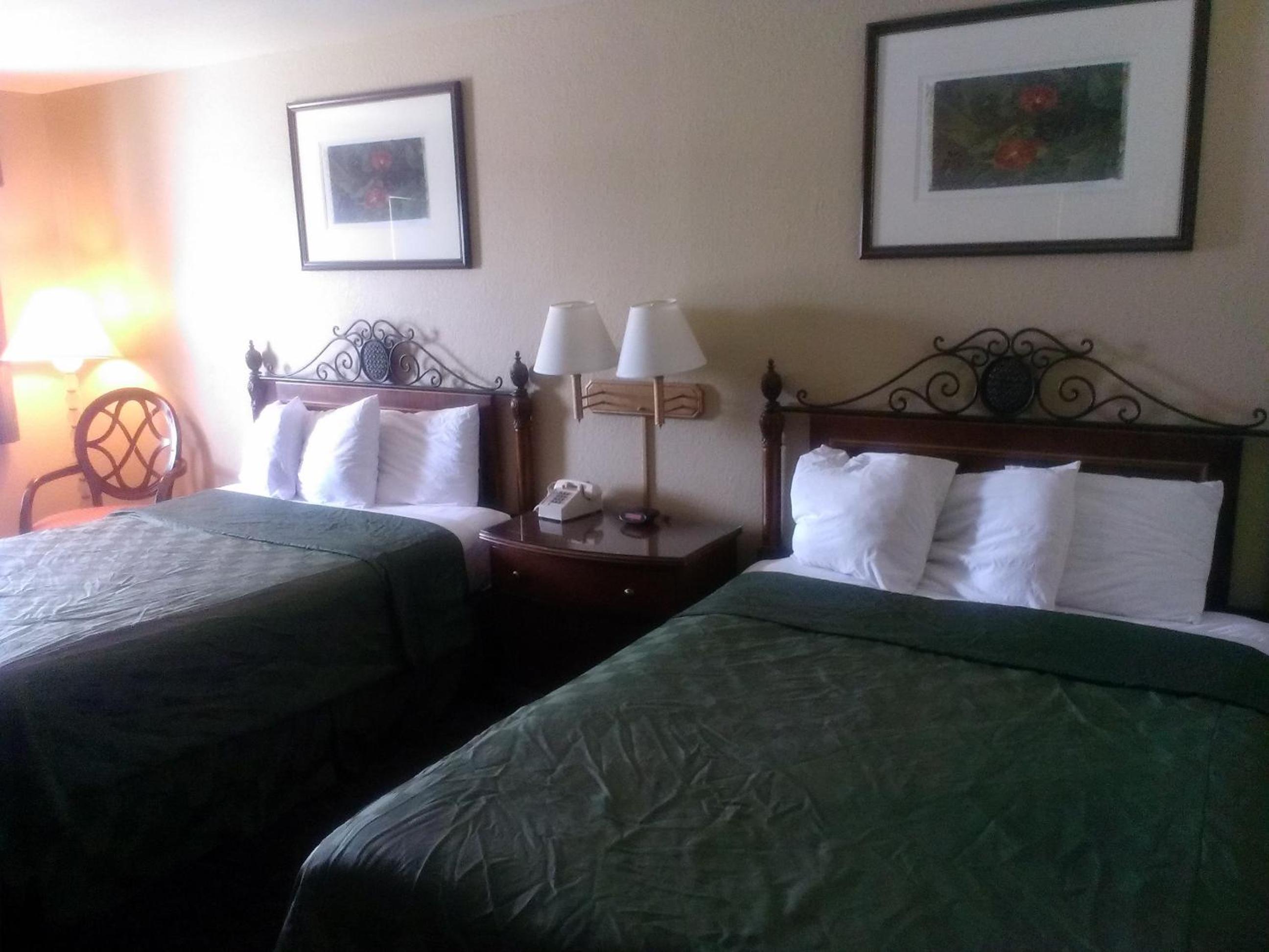 Queen Room with Two Queen Beds - Non-Smoking - Photo 9