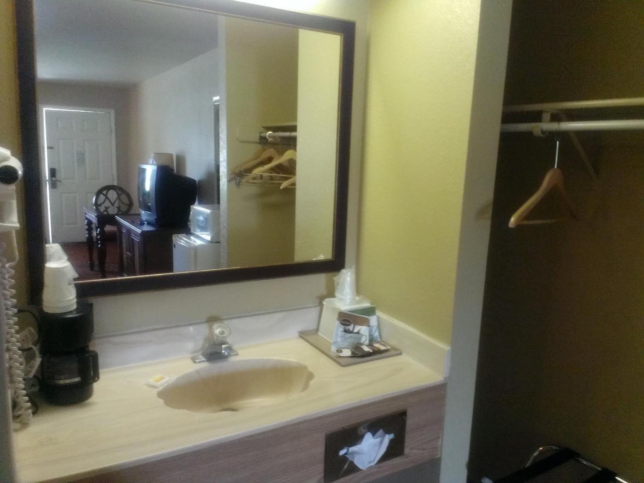 Queen Room with Two Queen Beds - Non-Smoking - Photo 2
