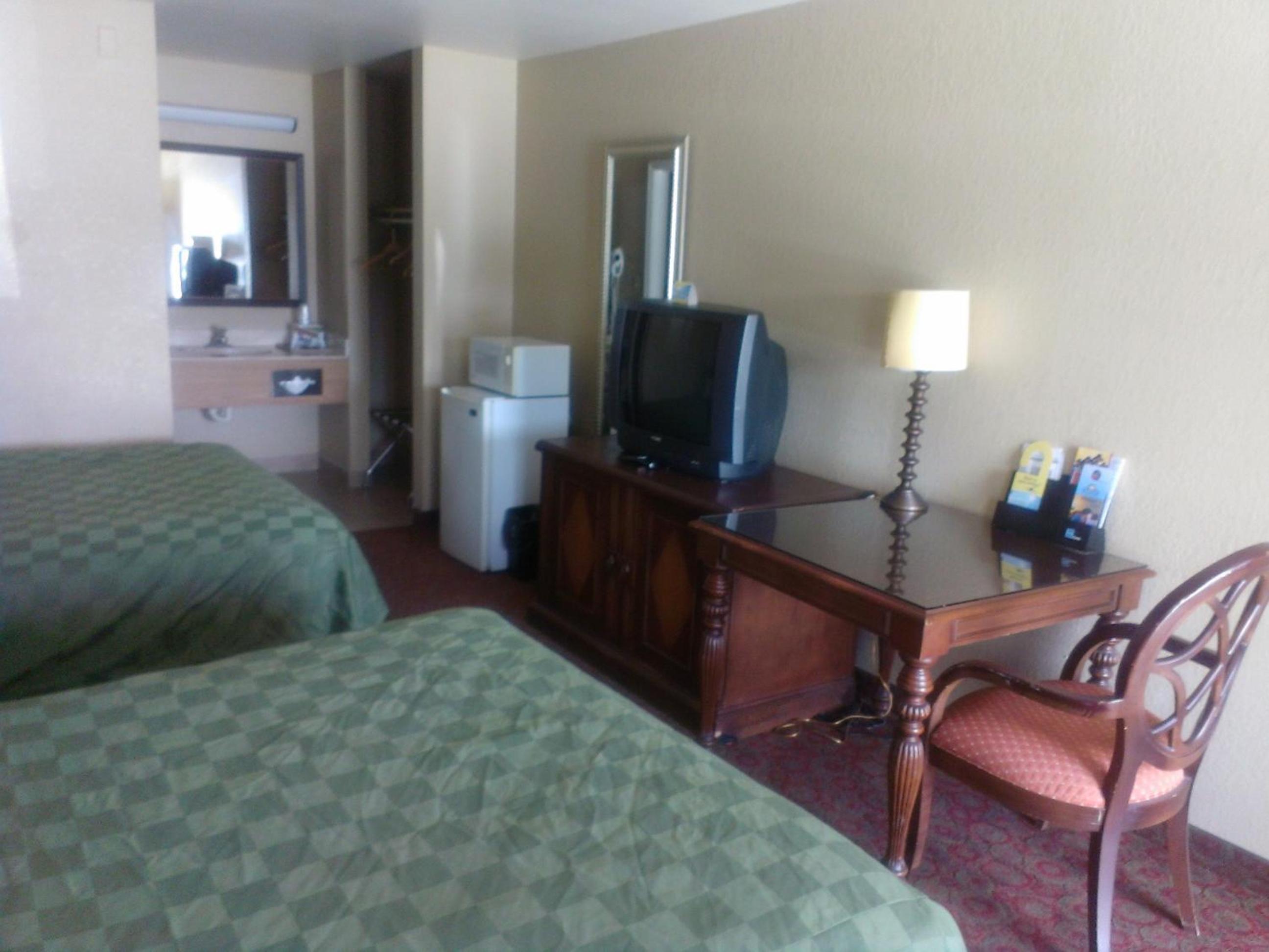 Queen Room with Two Queen Beds - Non-Smoking - Photo 3