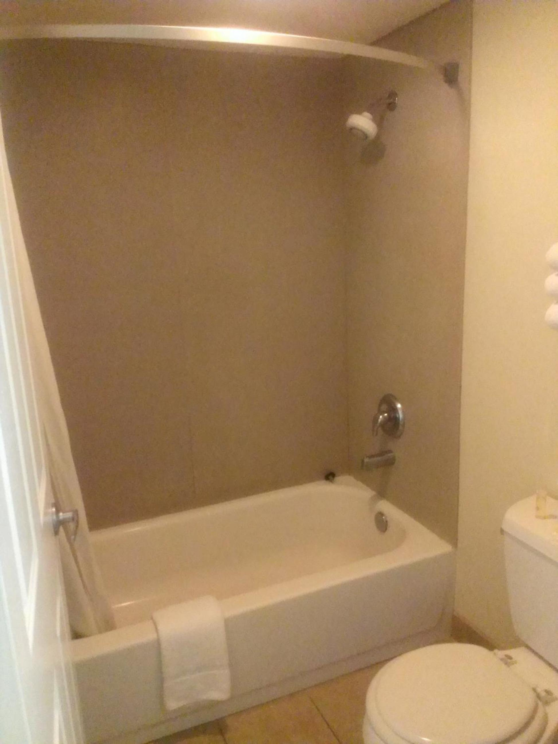 Queen Room with Two Queen Beds - Non-Smoking - Photo 4