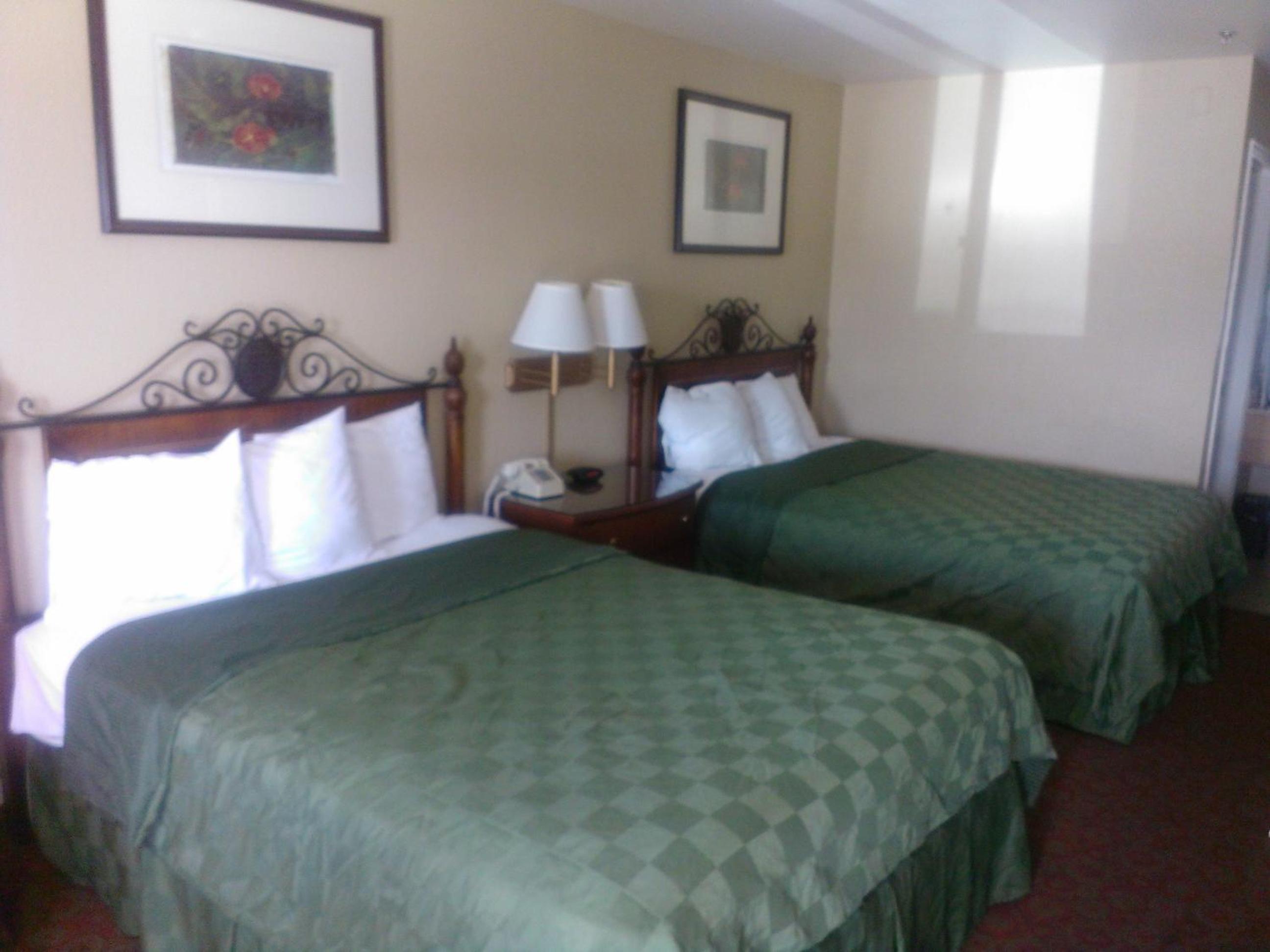 Queen Room with Two Queen Beds - Non-Smoking - Photo 8