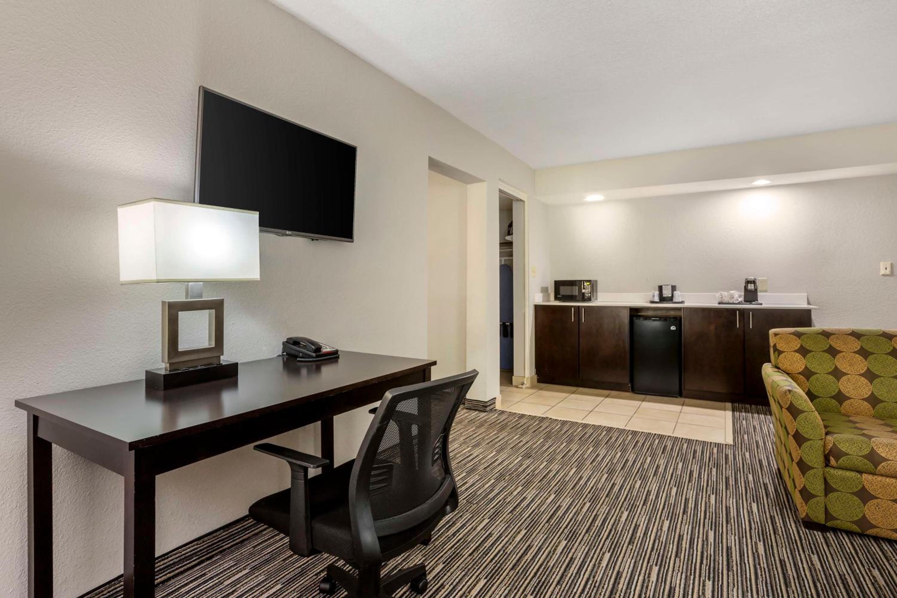 Deluxe King Suite - Non-Smoking - Photo 3